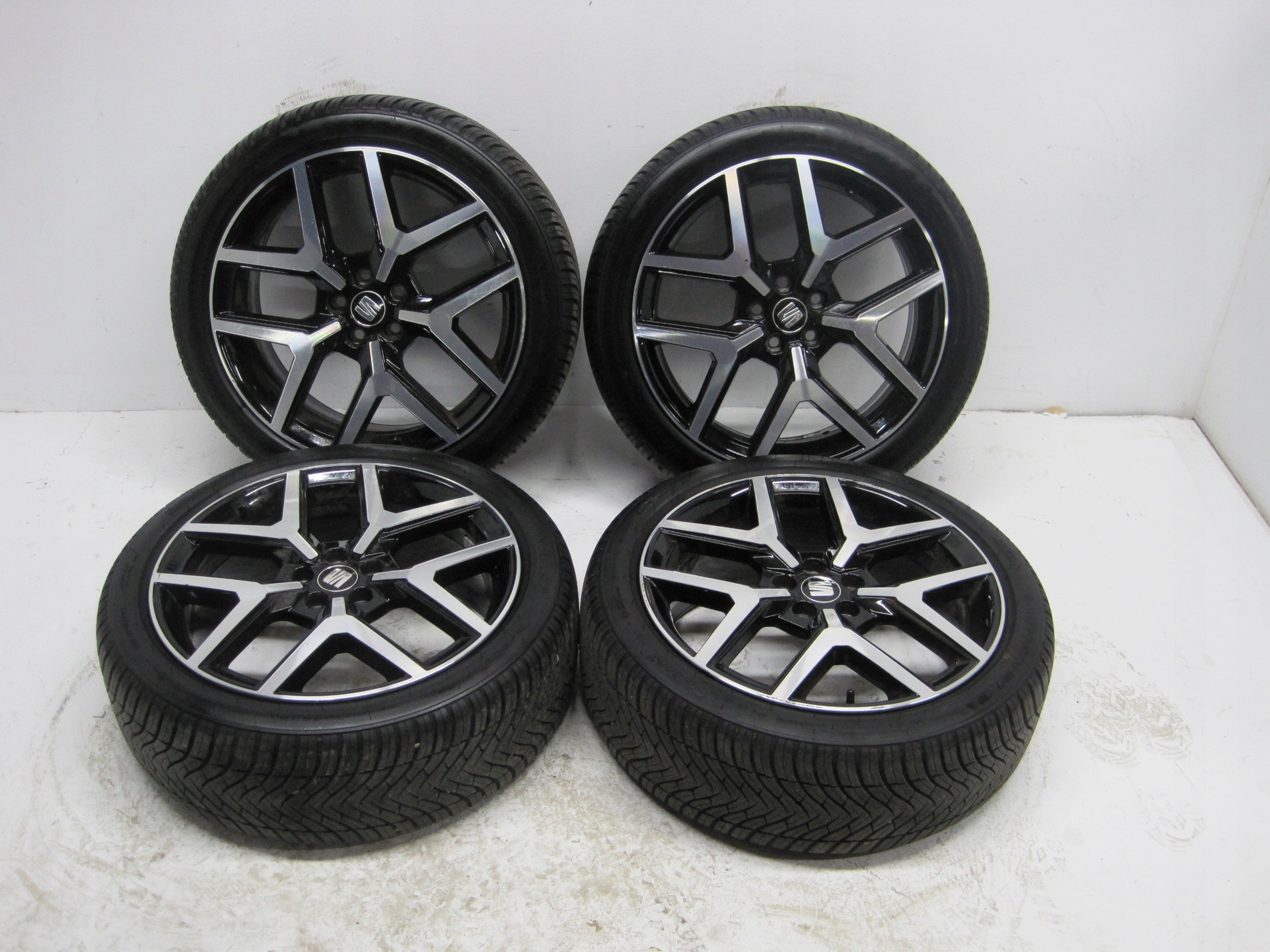 wheels discs tyres SEAT ARONA 6F9 R18 M+S TRIANGLE 22R