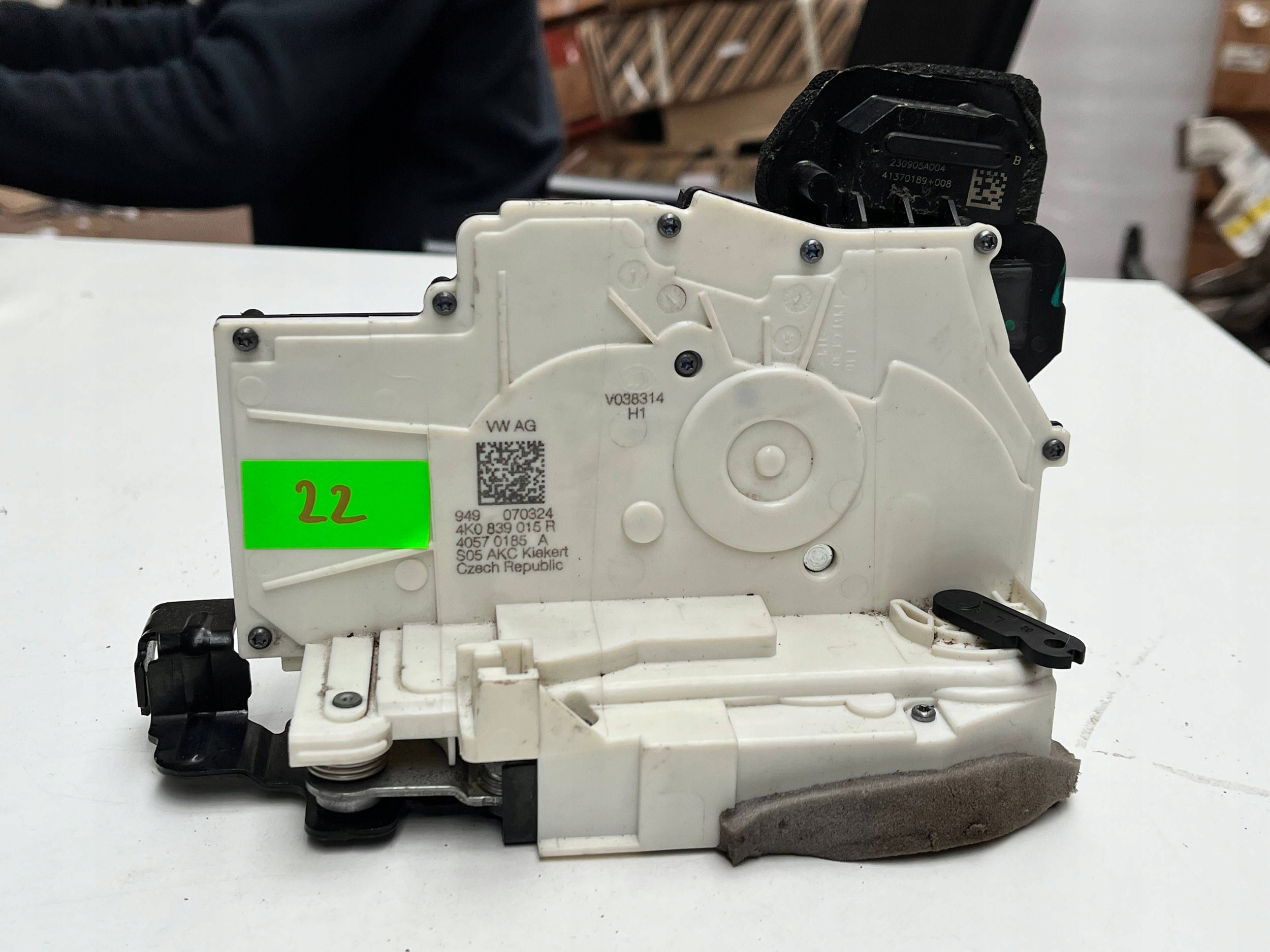 AUDI A6 C8 lock door left rear part 4K0839015R !J