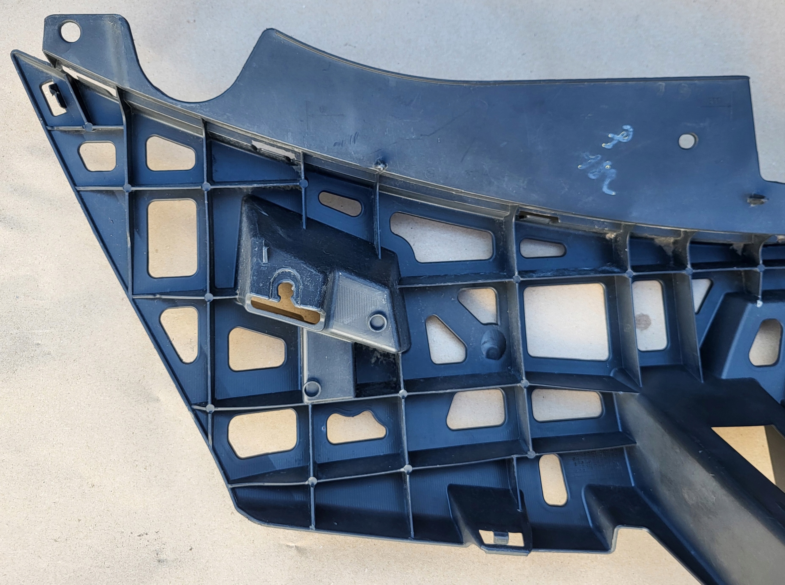 pillar upper of a bumper grille front support RENAULT CLIO 3 III LIFT OE
