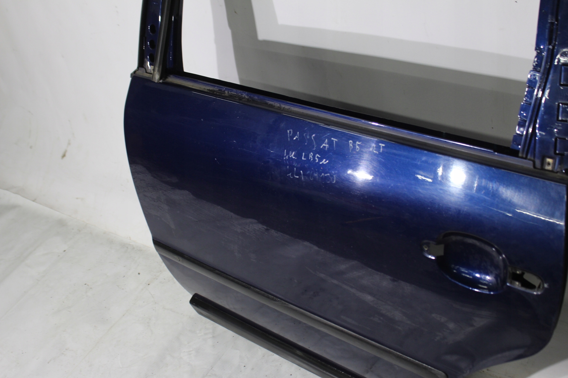 DRZWI LEWY TYŁ VOLKSWAGEN PASSAT B5 Waga produktu z opakowaniem jednostkowym 10 kg