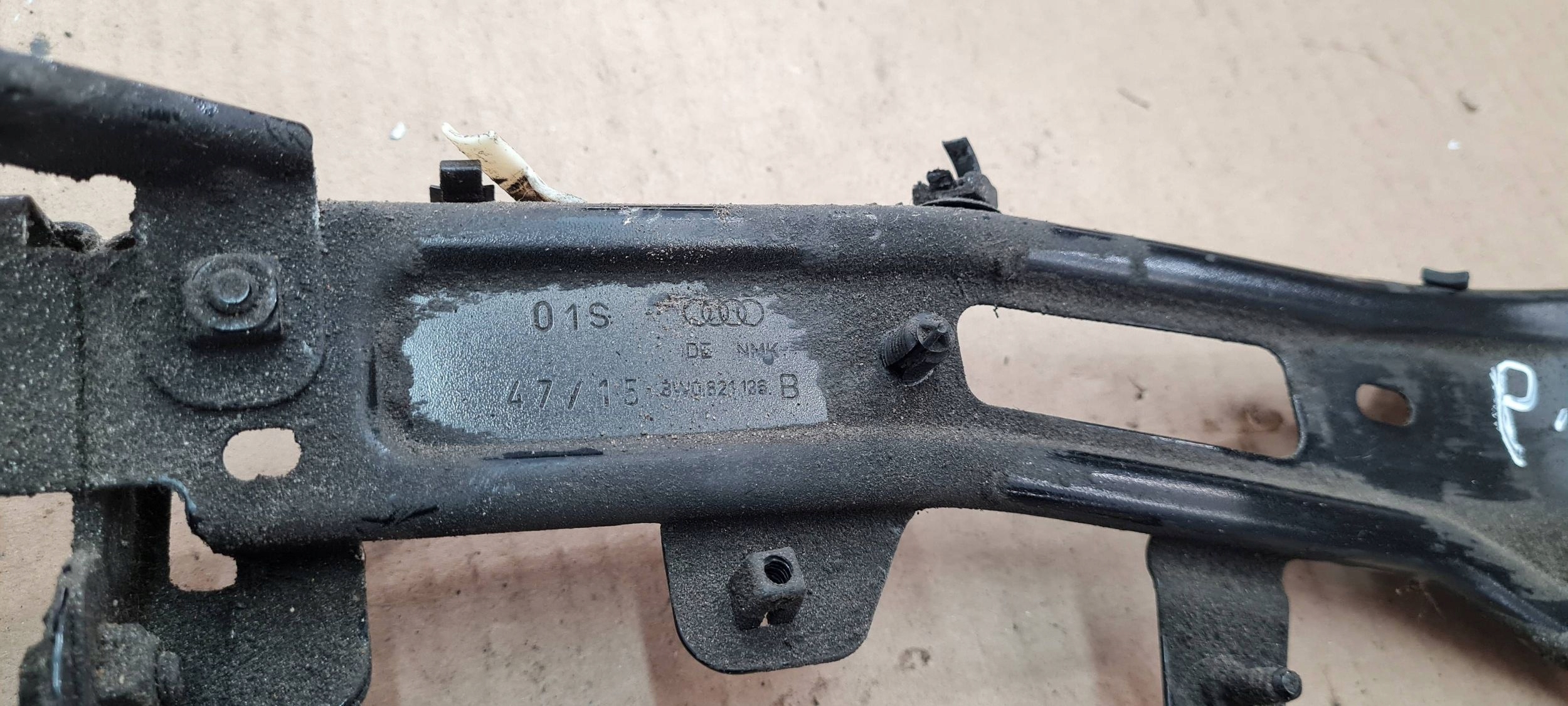 A4 B9 8W S4 Poignée Support plaque Aile Droite Avant LY9B 8W0821136B