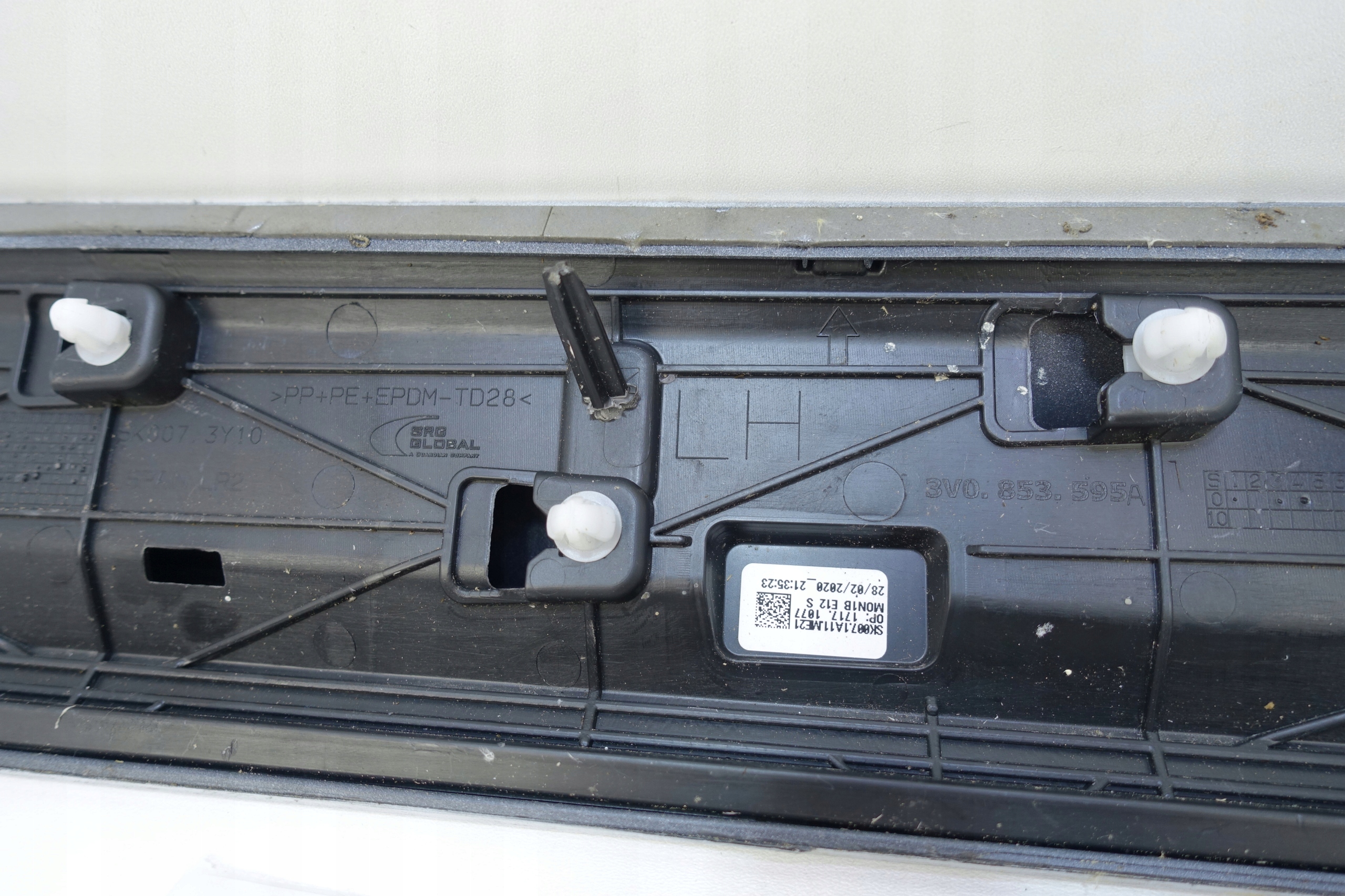 moulding door left rear part SKODA SUPERB III 3V0