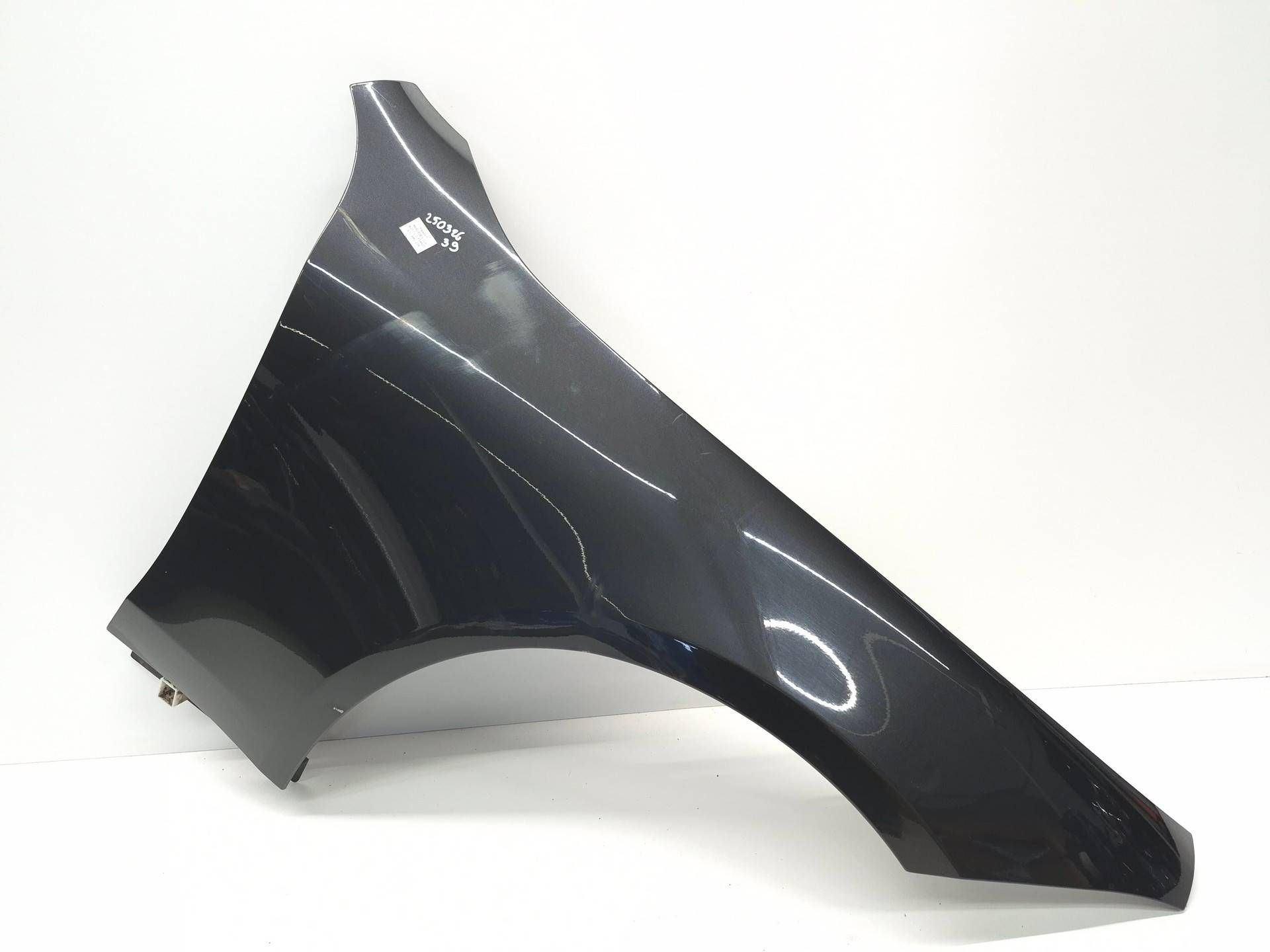 fender right front front MERCEDES CLS W257 C257 LAKIER 831