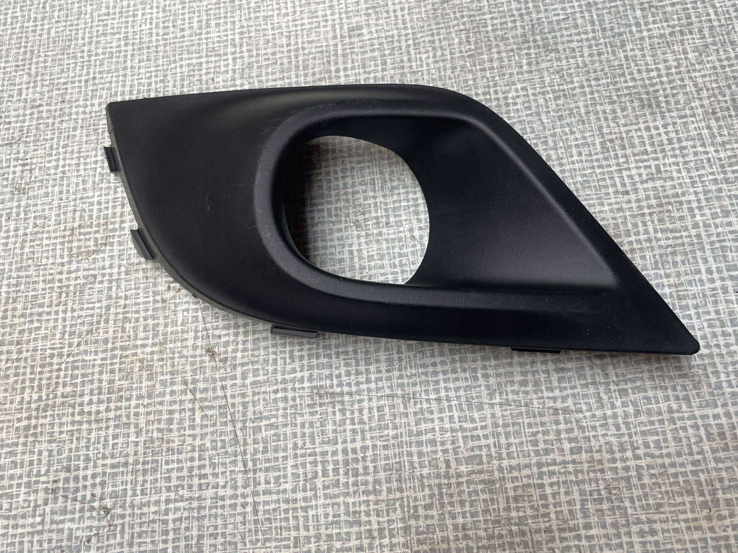 lower grid of a bumper left front RENAULT CLIO IV 261A39715R @M