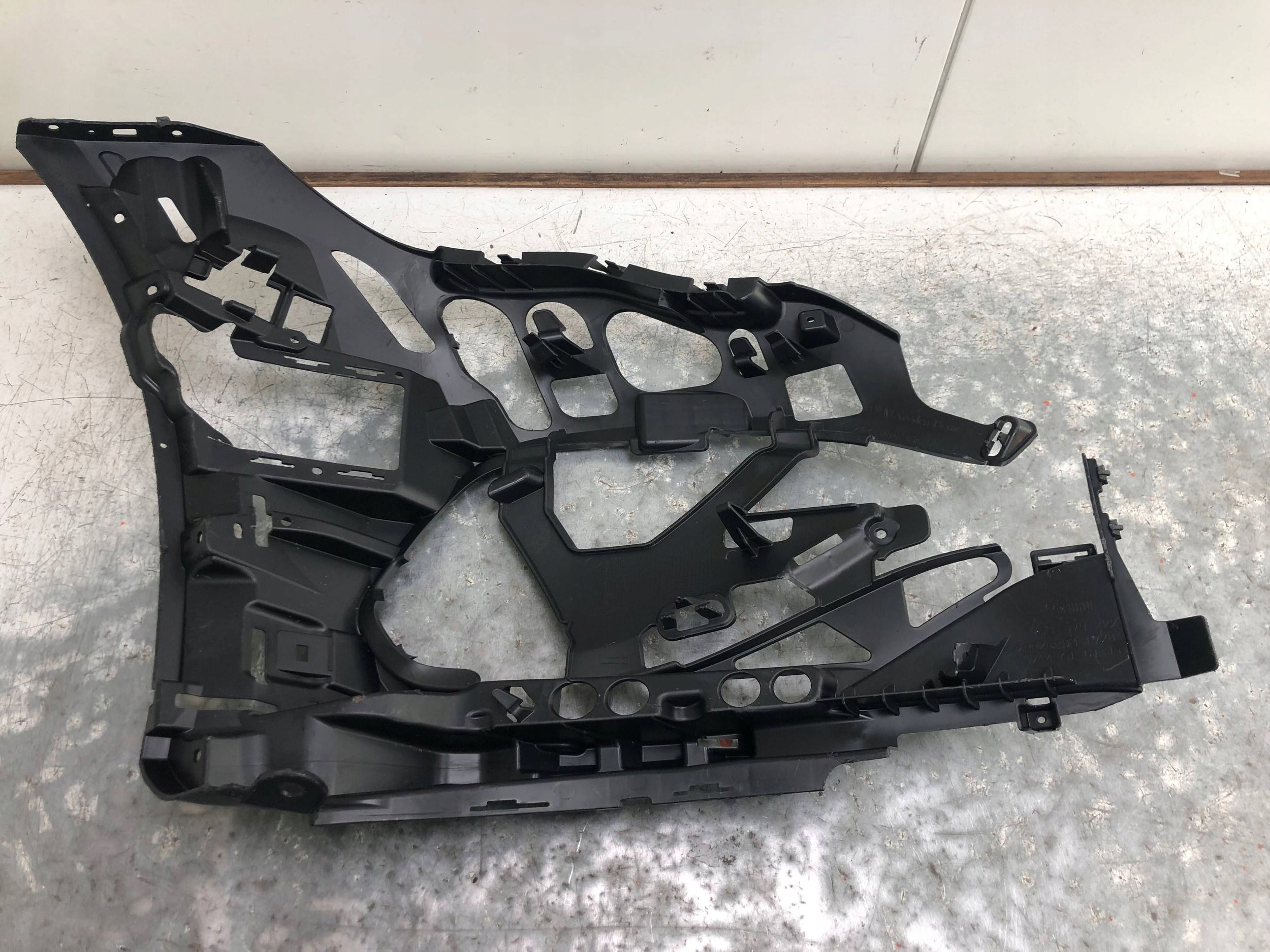 bumper bracket left front MERCEDES W214 A2148858200