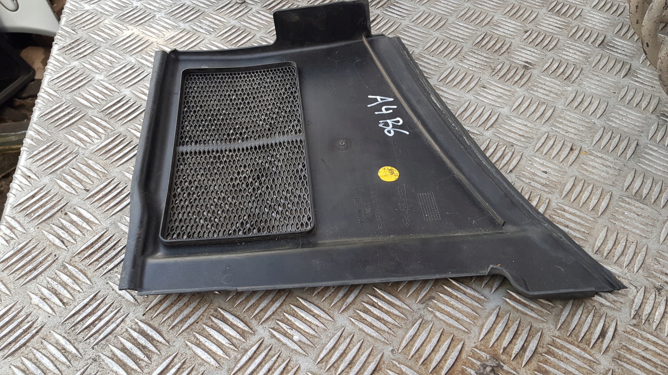 AUDI A4 B6 torpedo plastic right