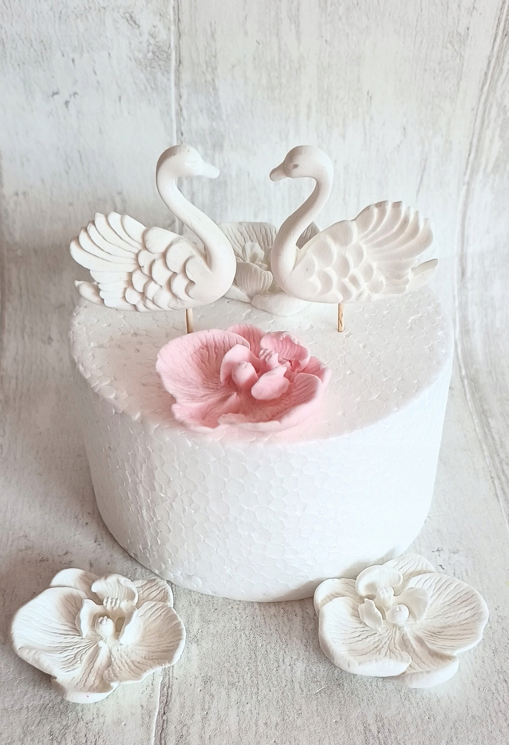 Levně Labutě obklopené květinami Dekorace z cukrové hmoty Sada