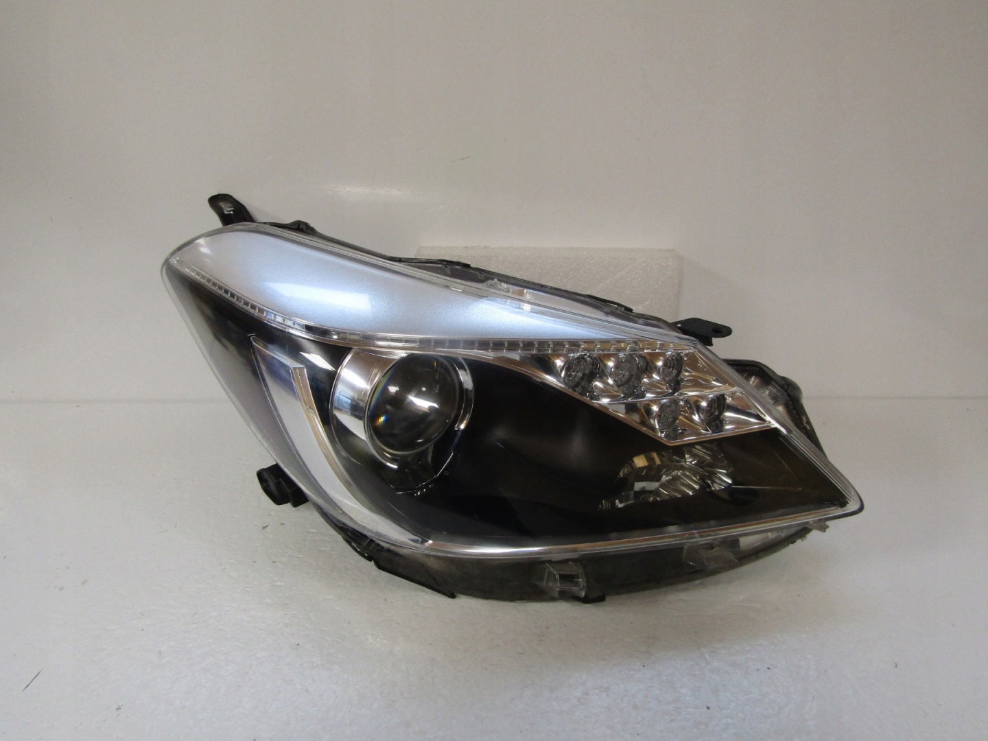 Lampa przód Toyota Yaris 3 III Hybrid ZWYKŁA LED 12-14 RH 0D-93