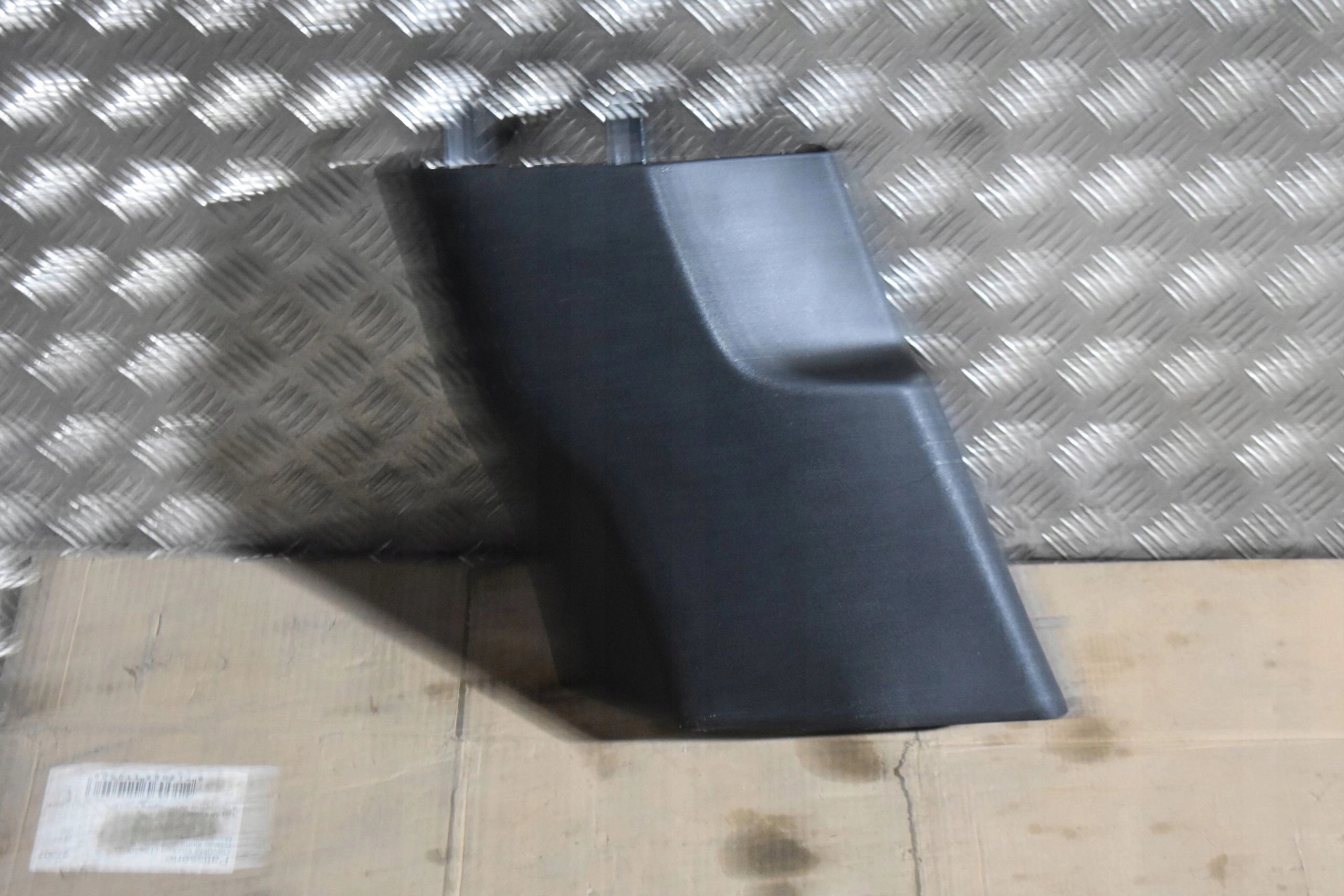 IDEALNA cover SLUPKA B left PORSCHE TAYCAN 1