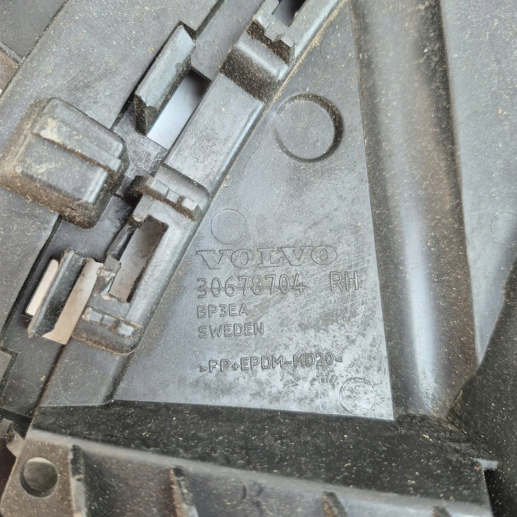VOLVO XC70 bumper bracket right rear part 30678704