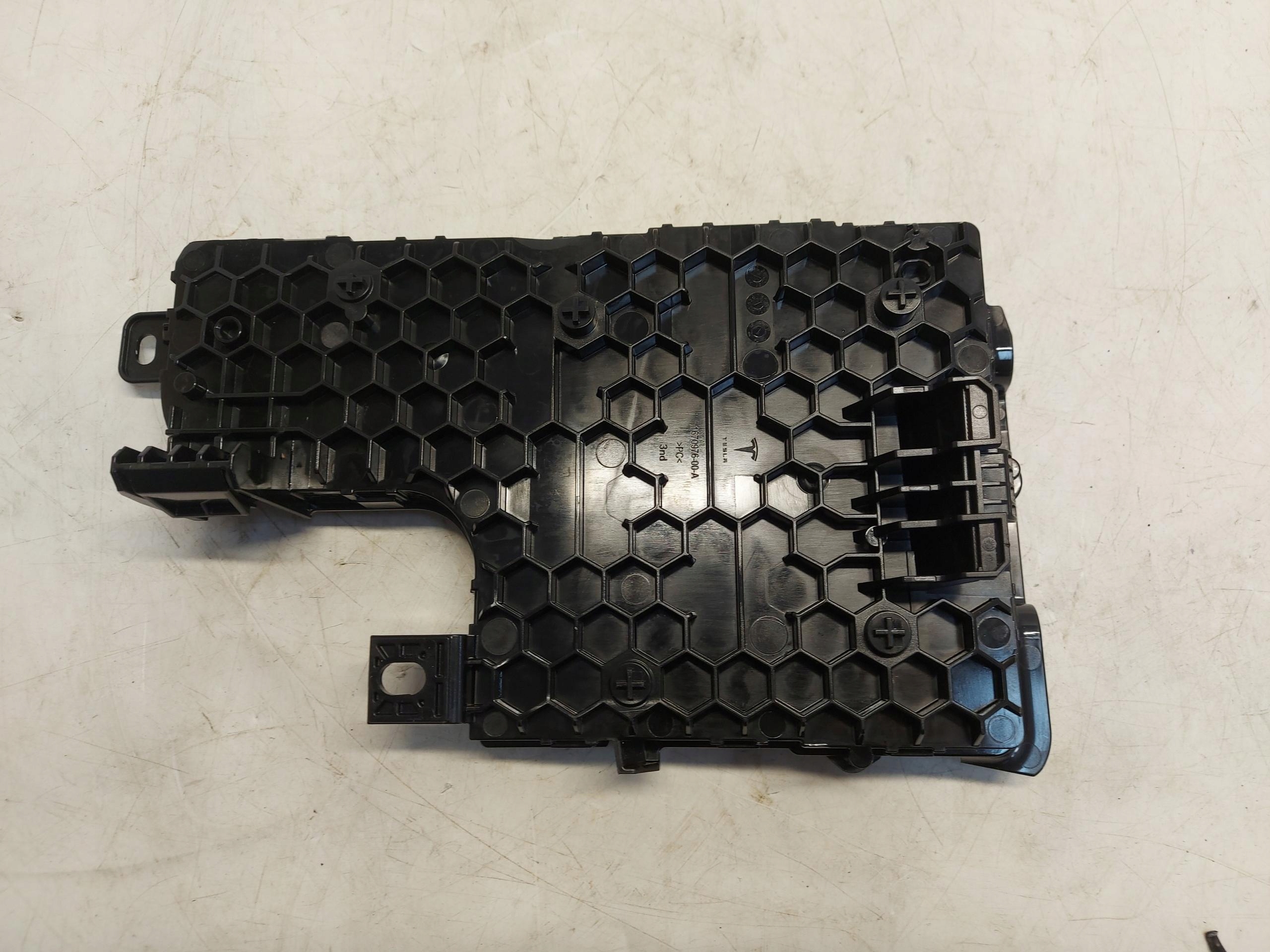 TESLA MODEL Y 2022r, naped rear part module control unit komfortu left 1497847-39-d