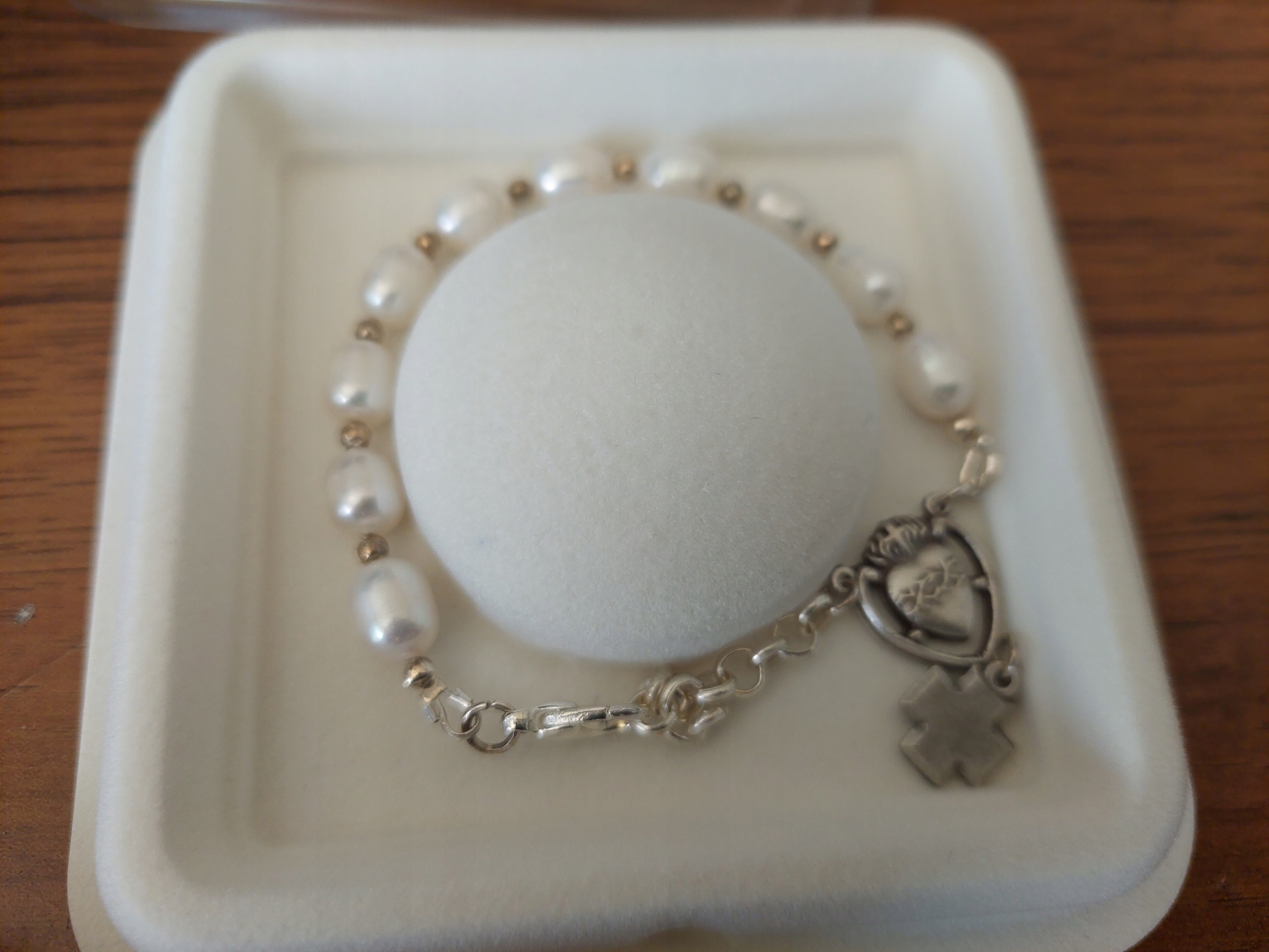 Náramek růženín z pravých perel štítem Nspj