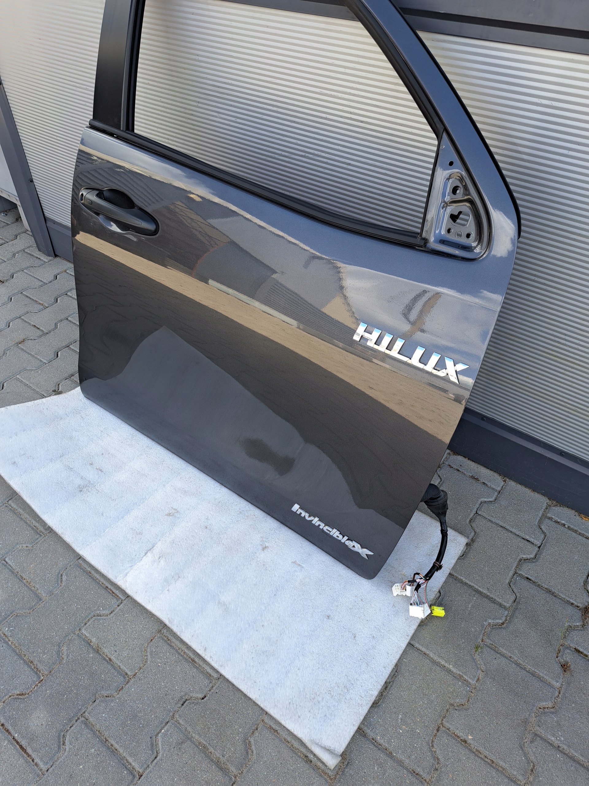 TOYOTA HILUX VIII INVINCIBLE DRZWI PRAWY PRZÓD ORYGINAŁ Producent części Toyota OE