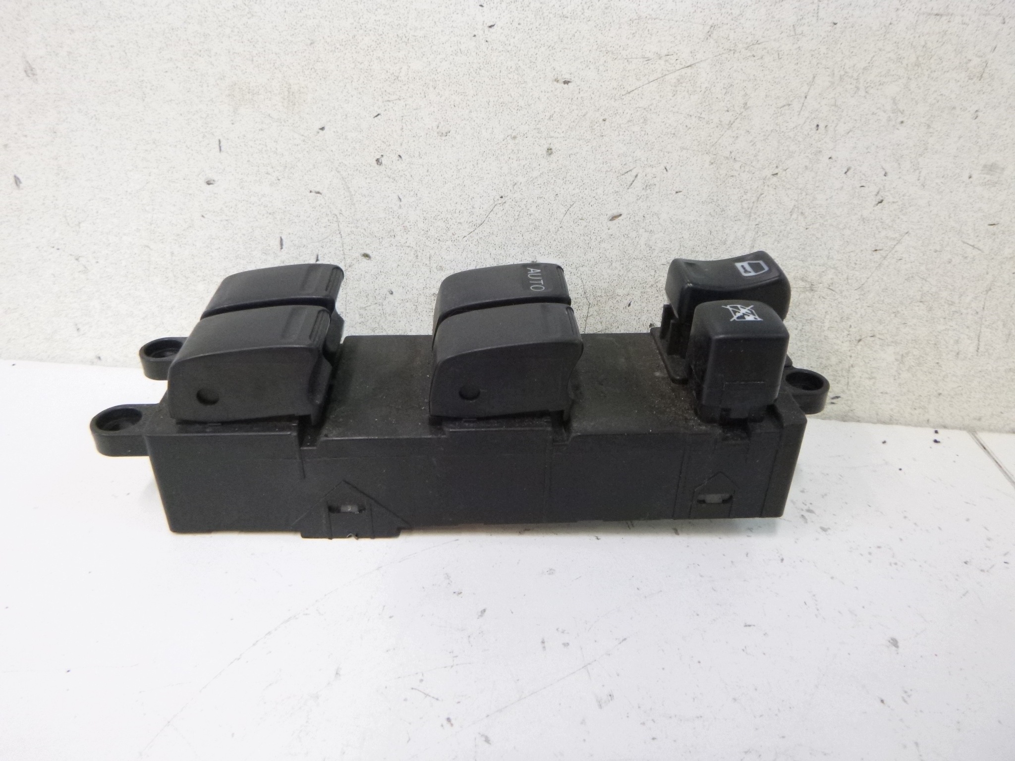 window control switch left front Nissan X-Trail T30 H1 2001-2007