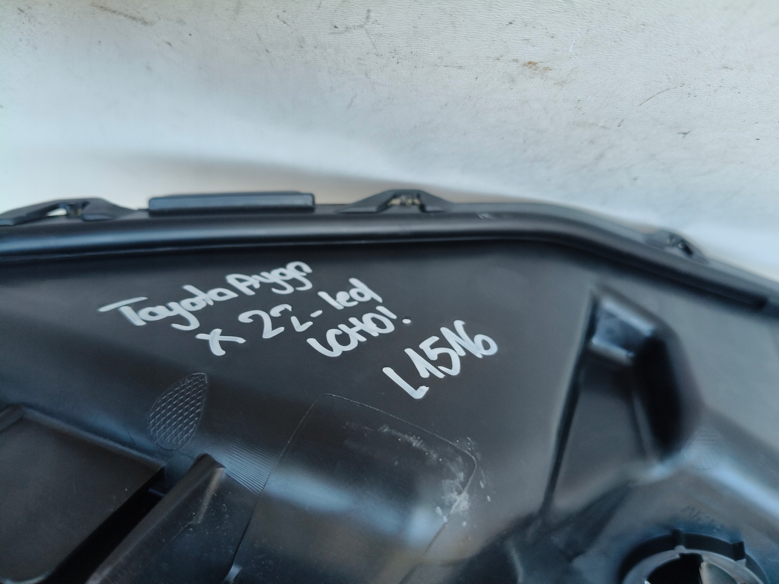 light right REFLEKTOR TOYOTA AYGO X 22- LED