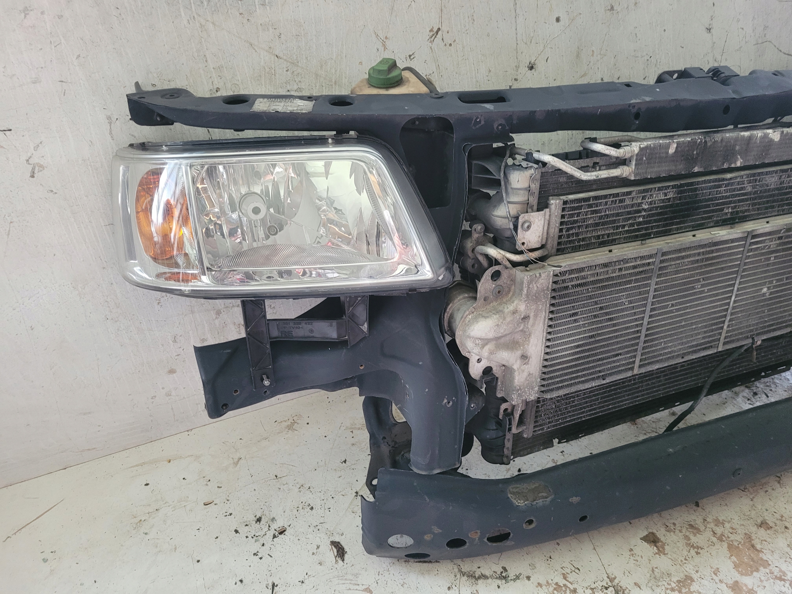 VW TRANSPORTER T5 PAS PRZEDNI 2.5 TDI LAMPA KPL Typ samochodu Samochody osobowe