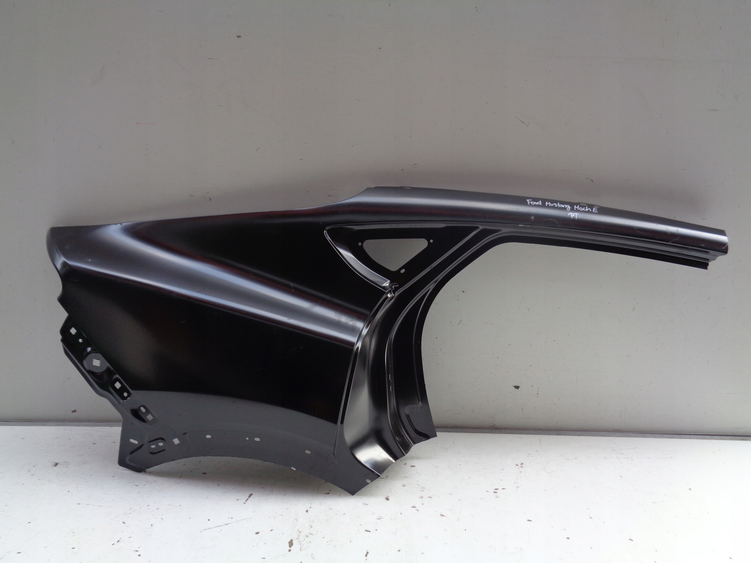 BŁOTNIK PRAWY TYLNY REPERATURKA FORD MUSTANG MACH E 21-