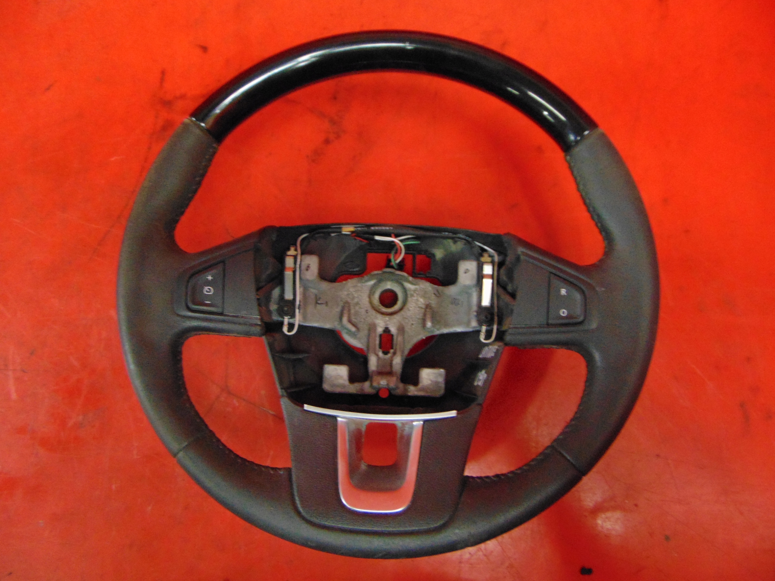 10- - МНОГОФУНКЦИОНАЛЬНОЕ РУЛЕВОЕ КОЛЕСО LATITUDE INITIALE PARIS