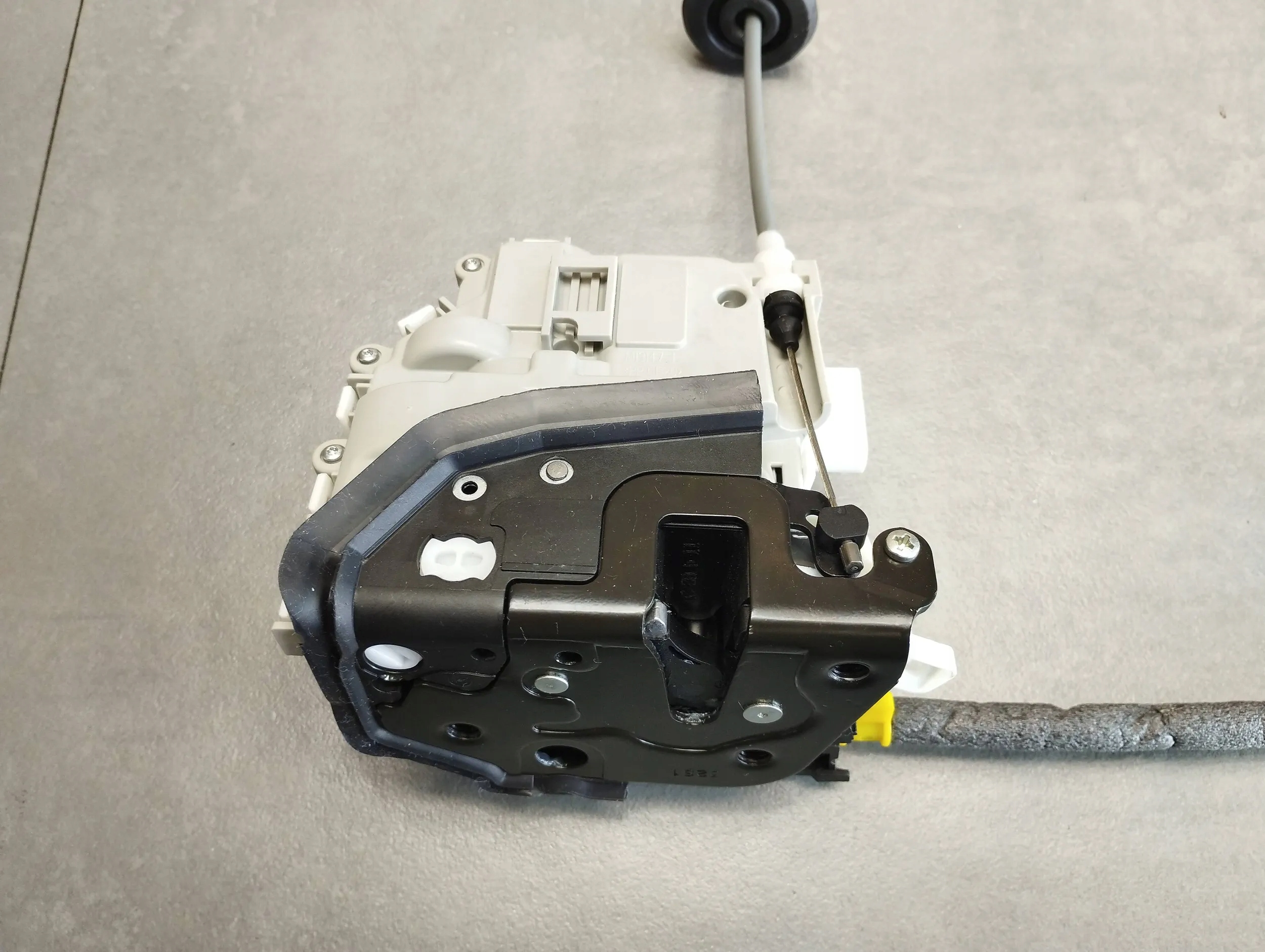 Audi A4 B9 8W lock left front 8X2837015B UK
