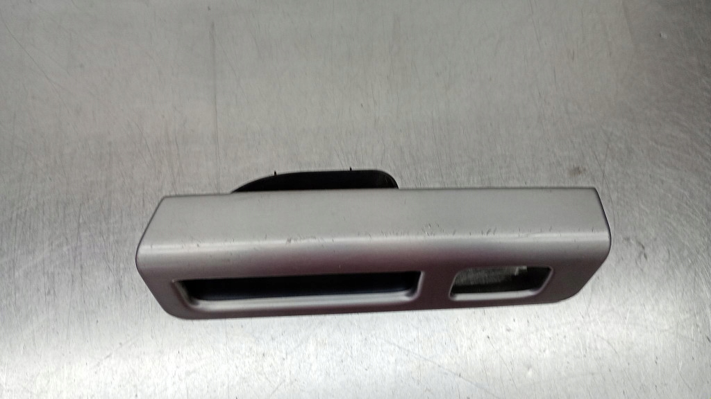 Держатель дверь правая задняя volvo S40 II V50 8663819