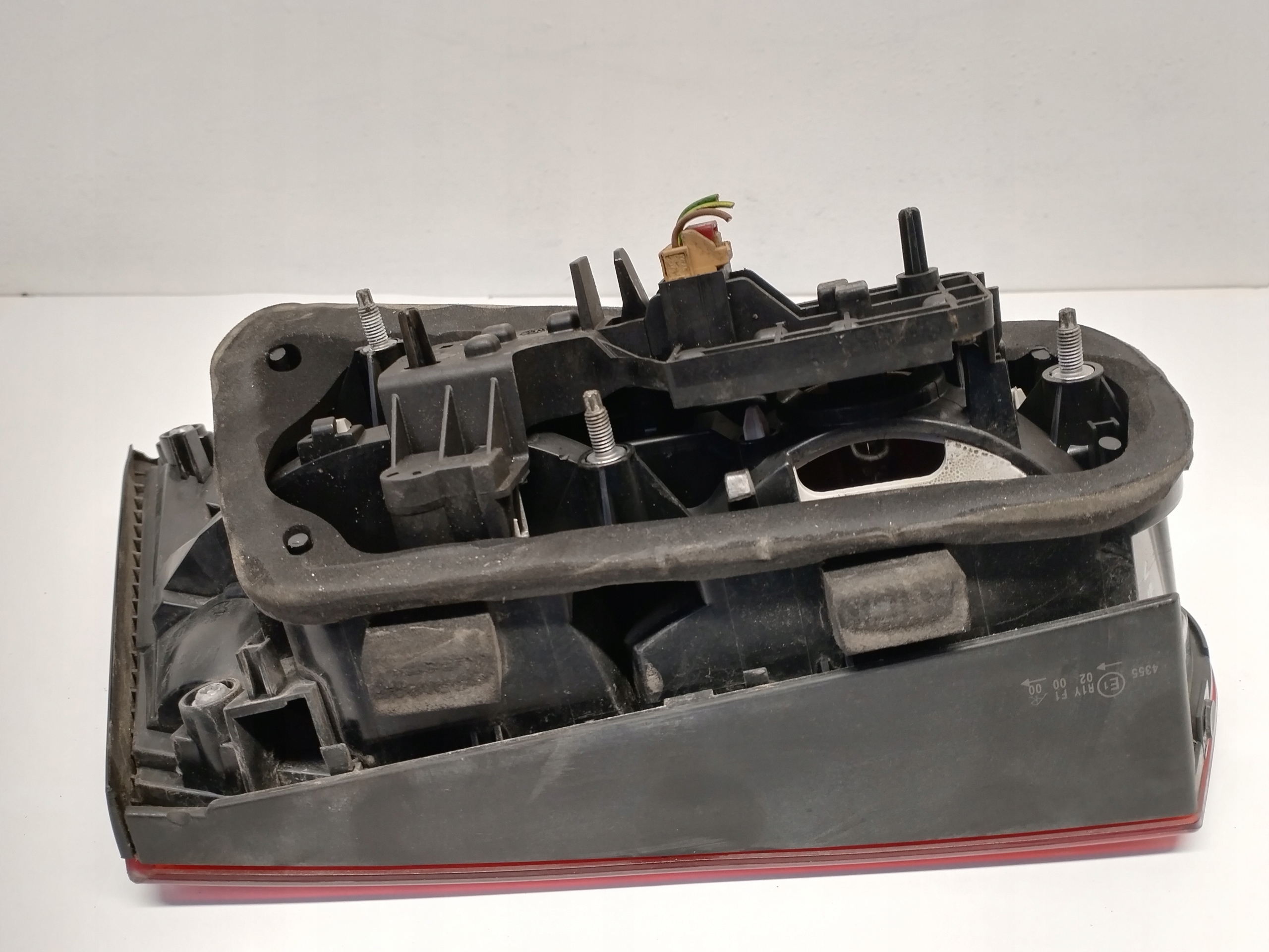 light rear right to the bonnet boot Audi 8V3945076