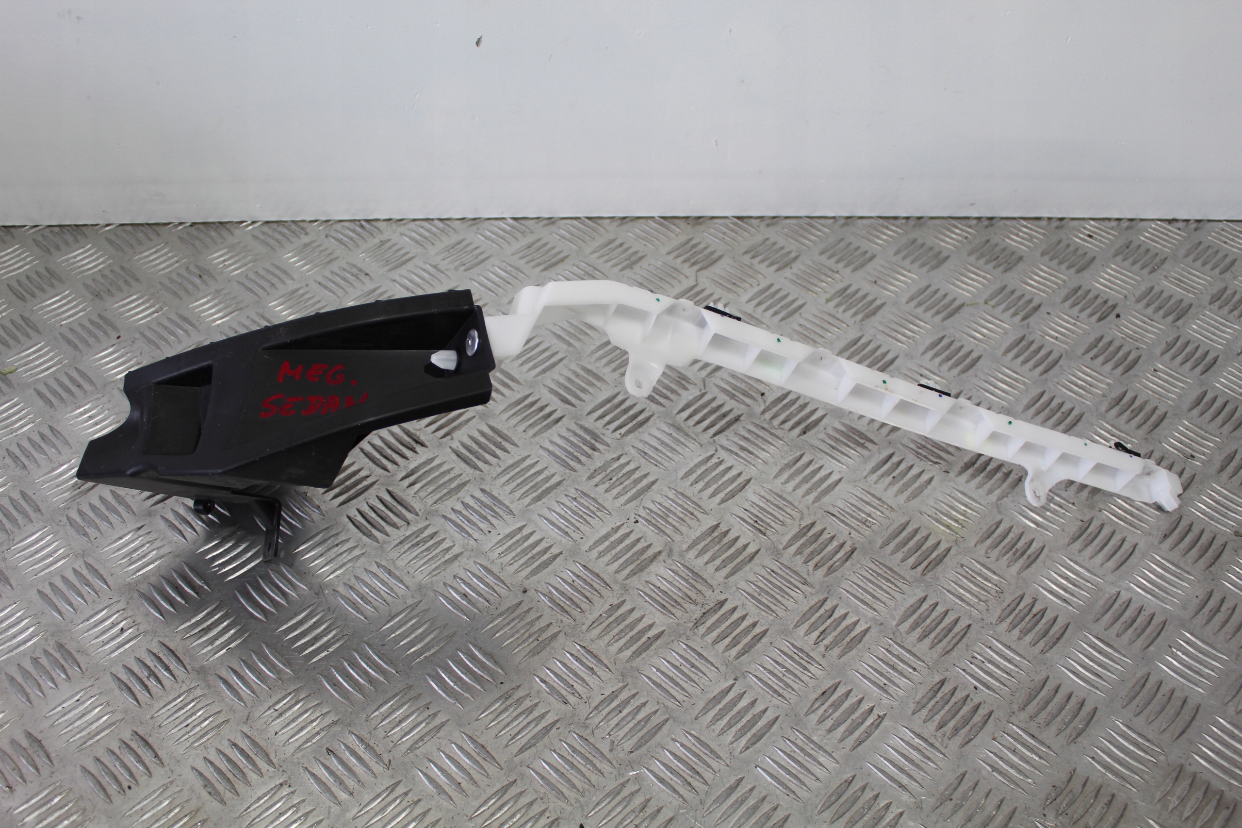 СЛАЙД ПРАВИЙ ЗАДНІЙ MEGANE IV 4 LIFT 850445735R