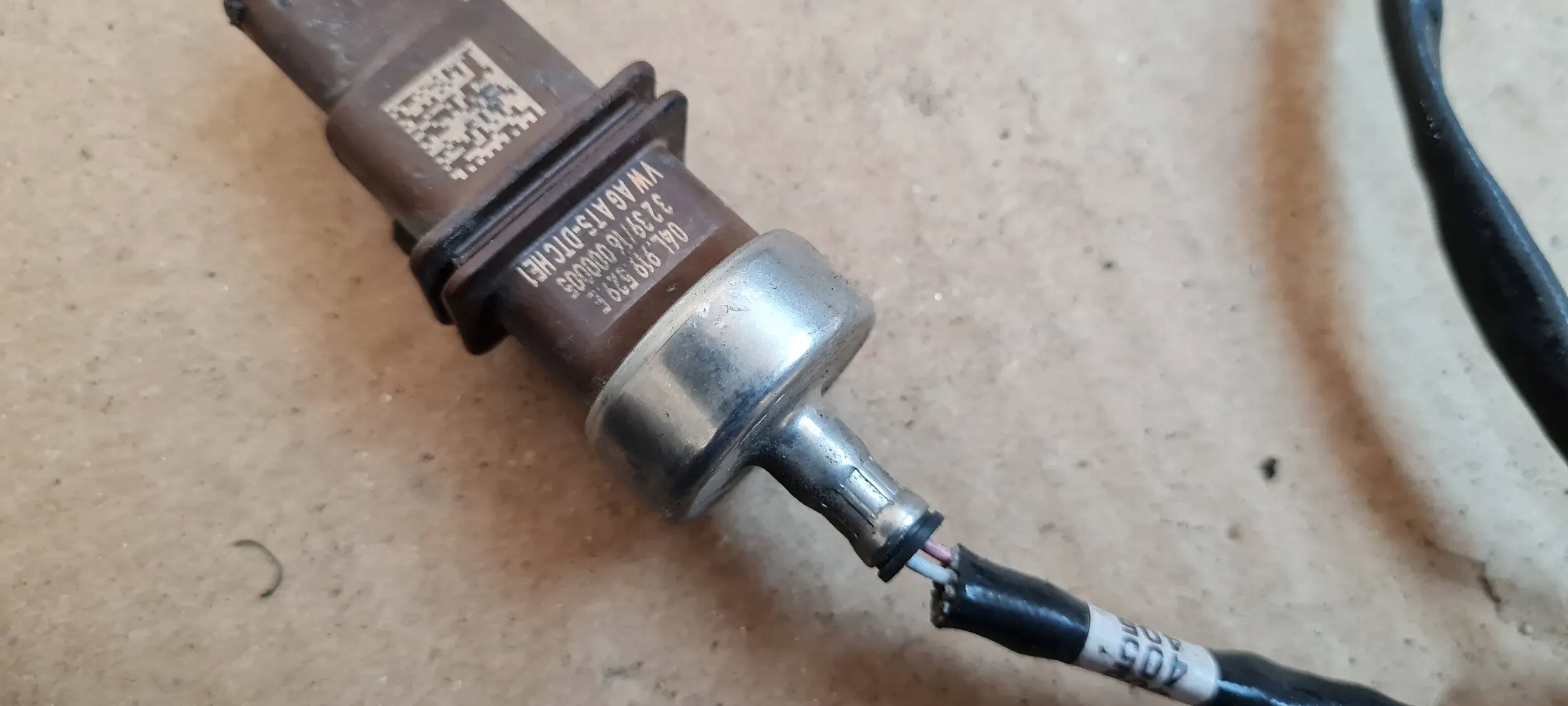 A4 B9 8W SENSOR TEMPERATURY GASE 2.0 TDI 04L919529E A5 8W