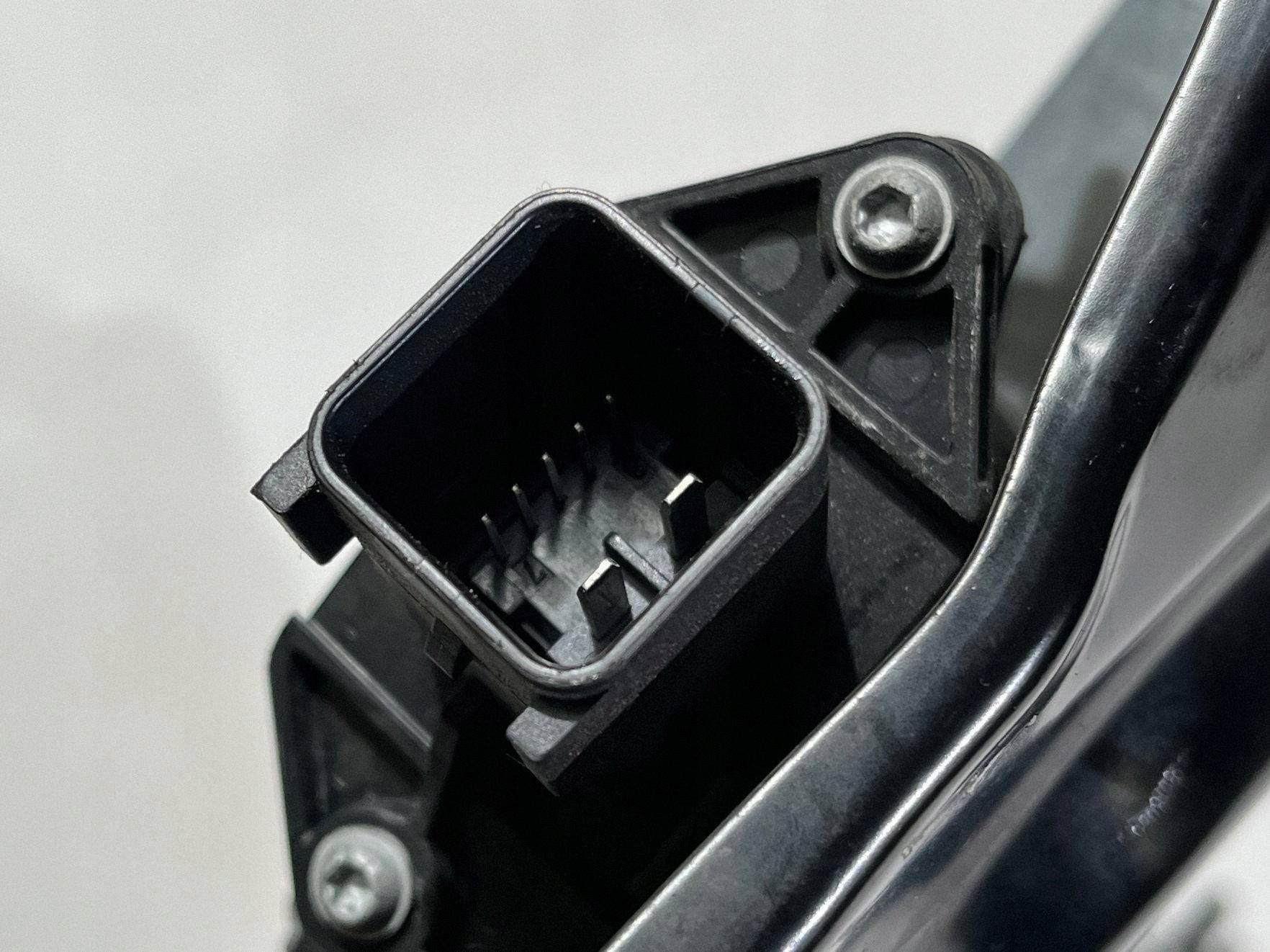 window regulator of the rear left window left Chevrolet Camaro Cabrio 2009-2015