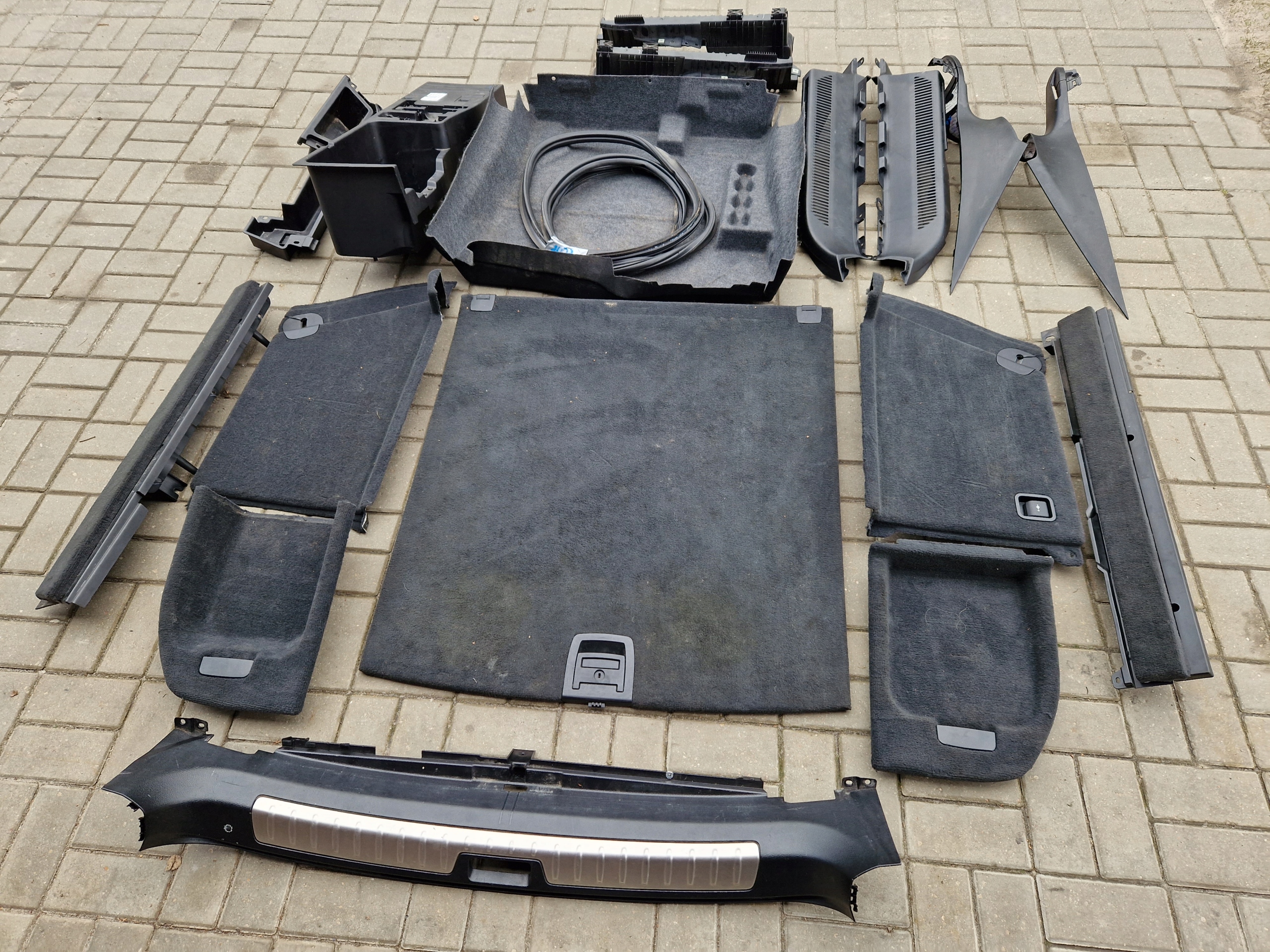 403139 - BMW X6 E71 LIFT оздоблення пластику багажника