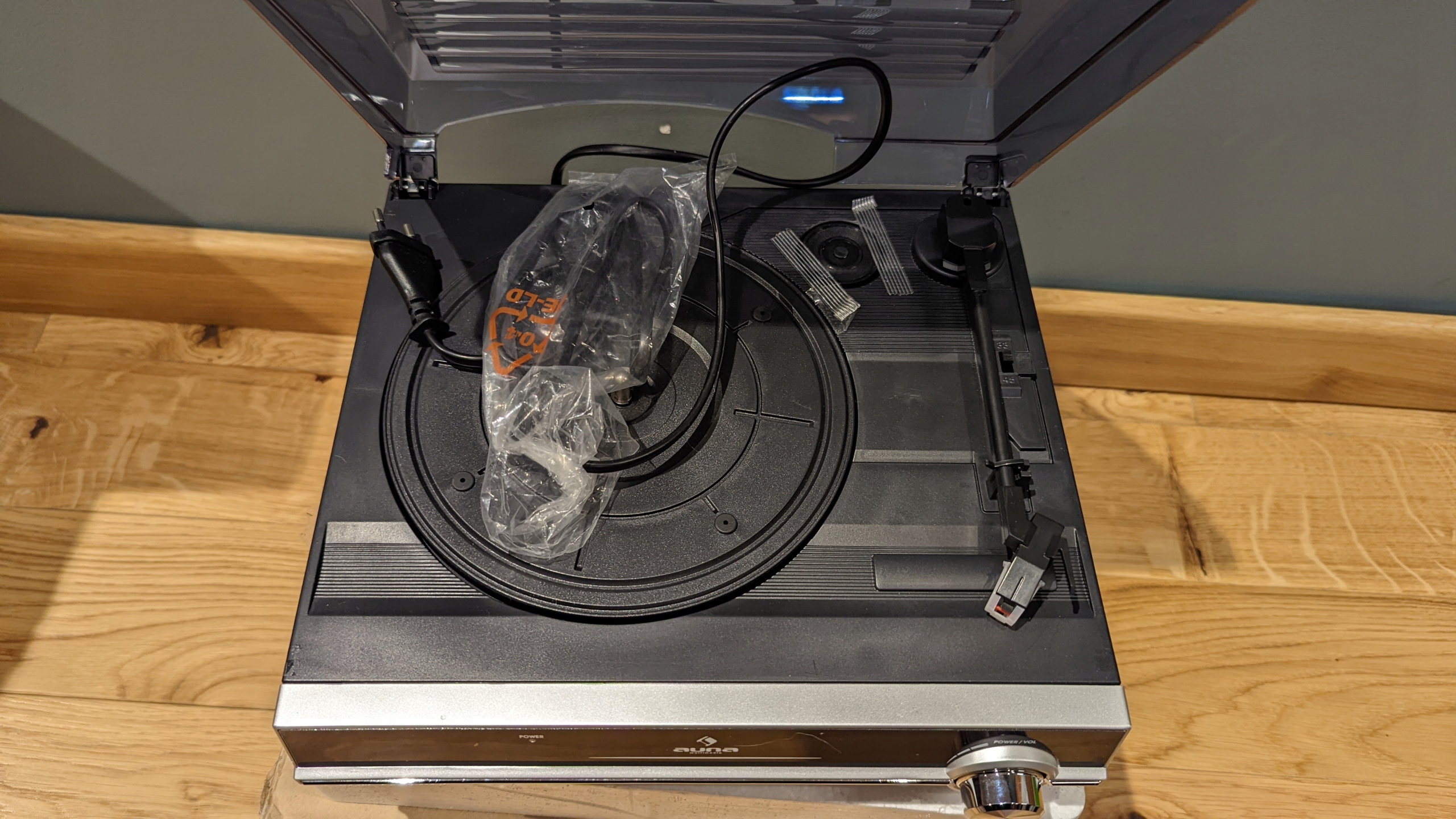 Gramofon Auna TBA-928 srebrny Napęd paskowy