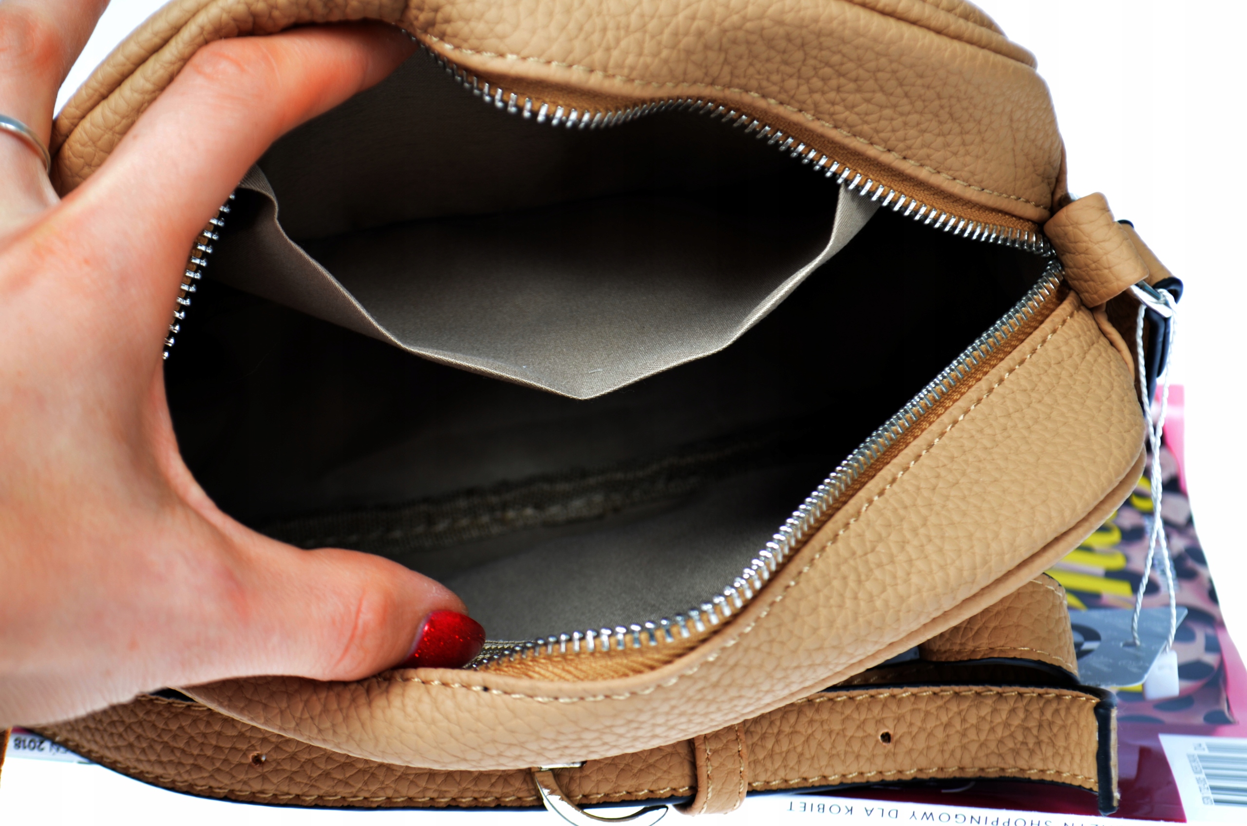 Torebka damska LISTONOSZKA BEŻOWA Kolor beżowy