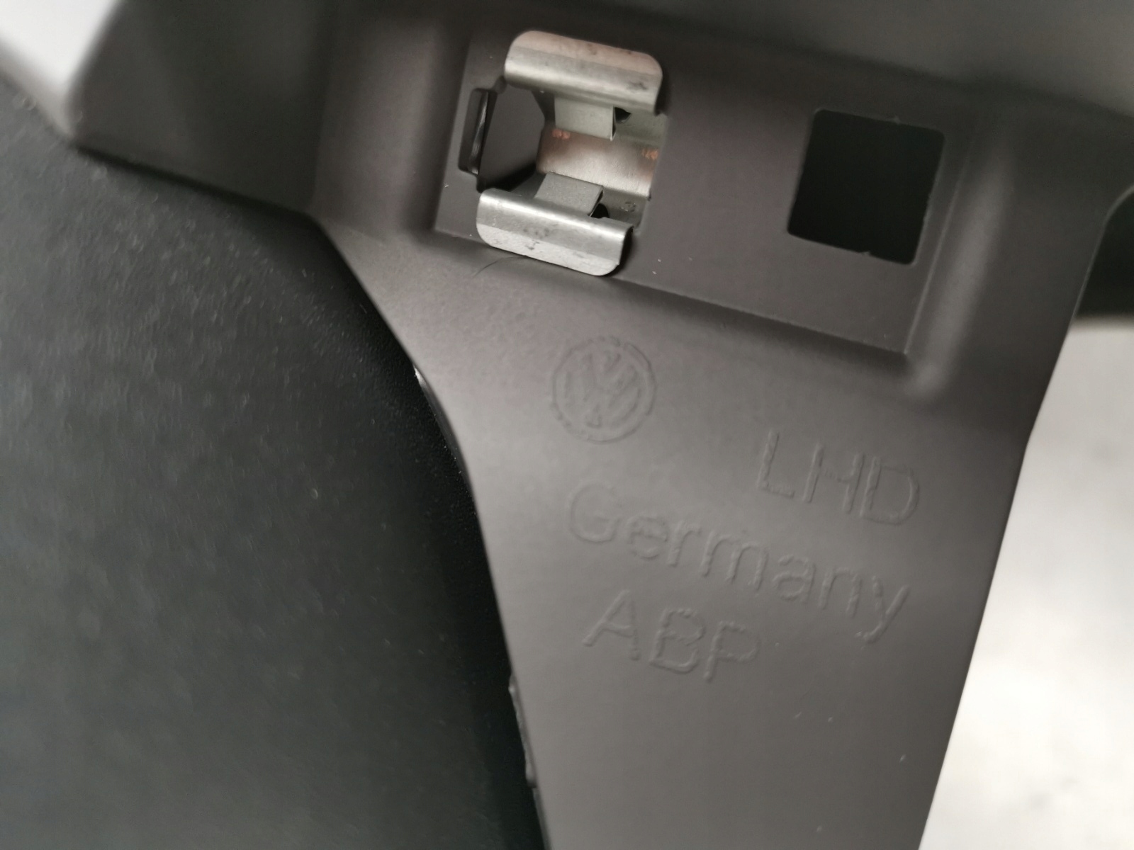 консоль торпеда vw MULTIVAN T7 7T1857003M 1ZV оригинал