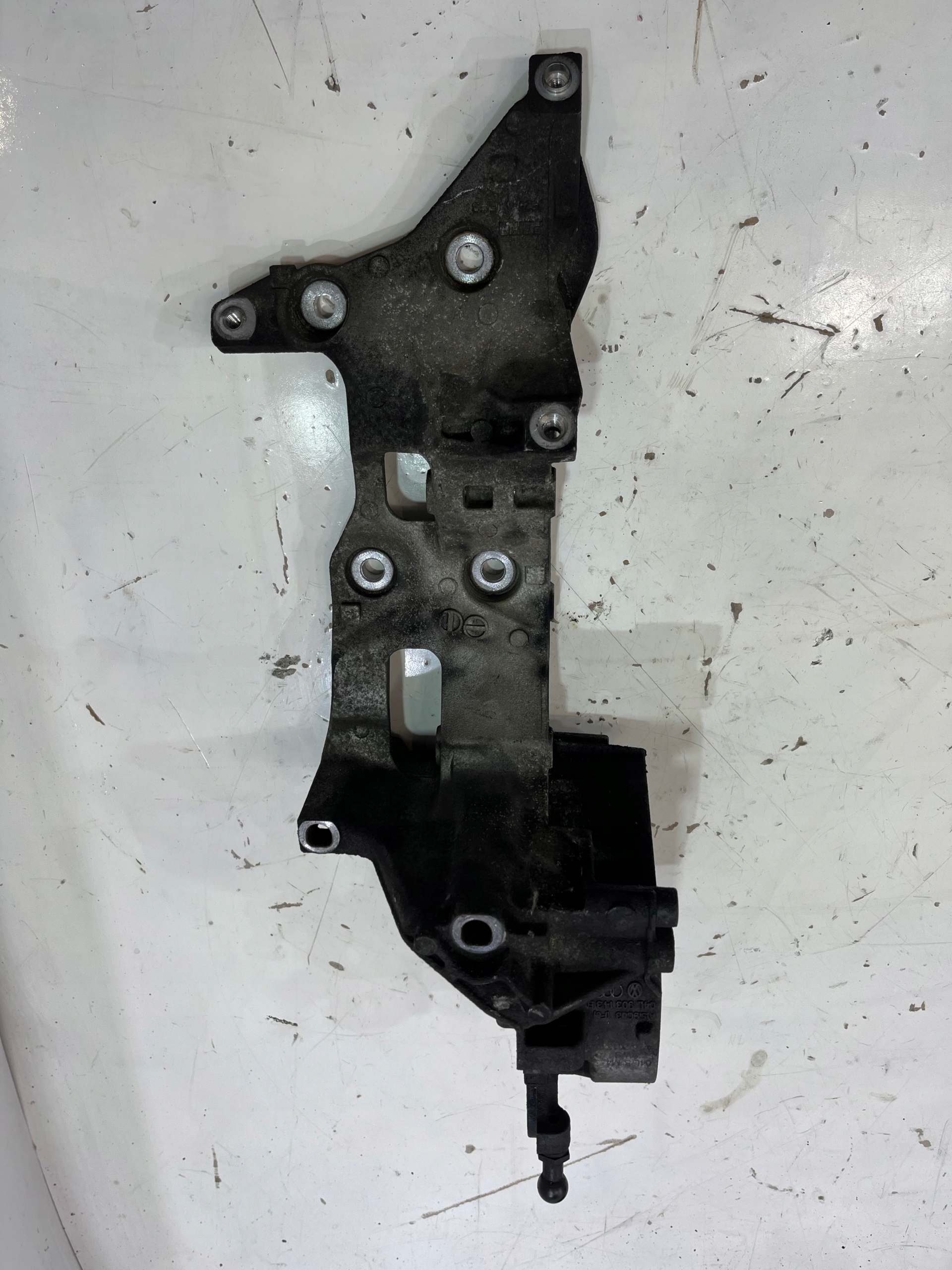 888.1C312.726 - ЛАПА ГЕНЕРАТОРА GOLF VII 1.6 TDI 04L903143B ВСЯ