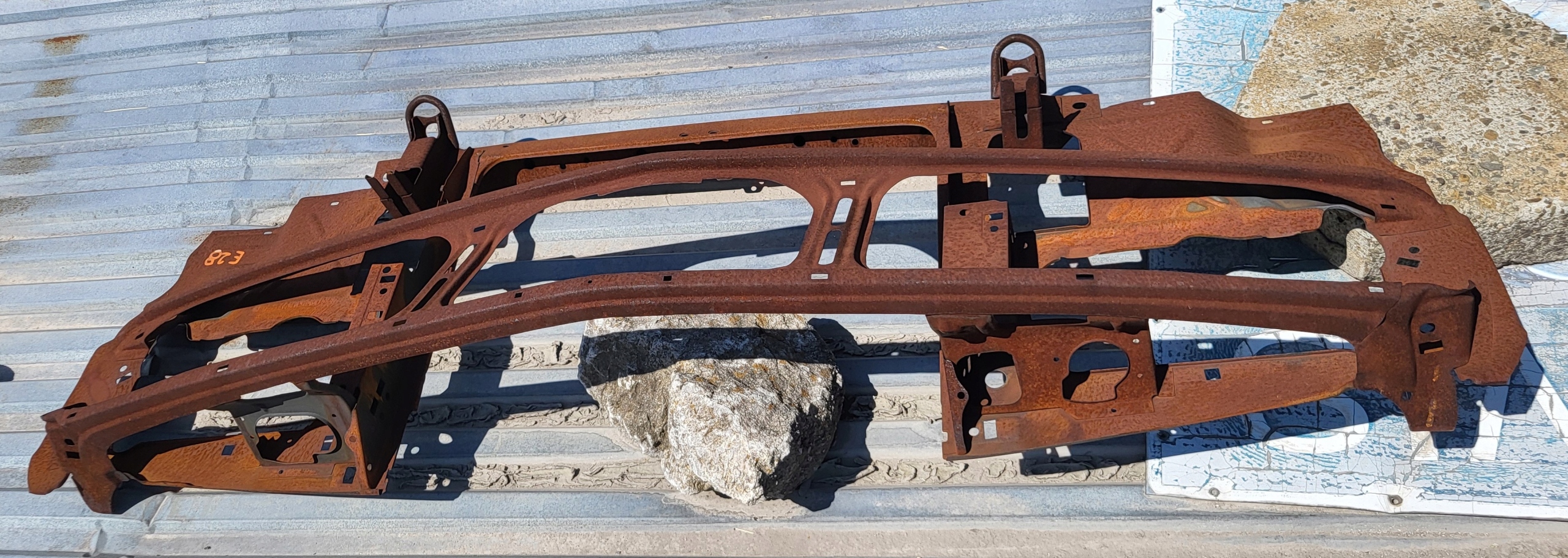 pillar iron supports front console holder of a bumper BMW 5 E28