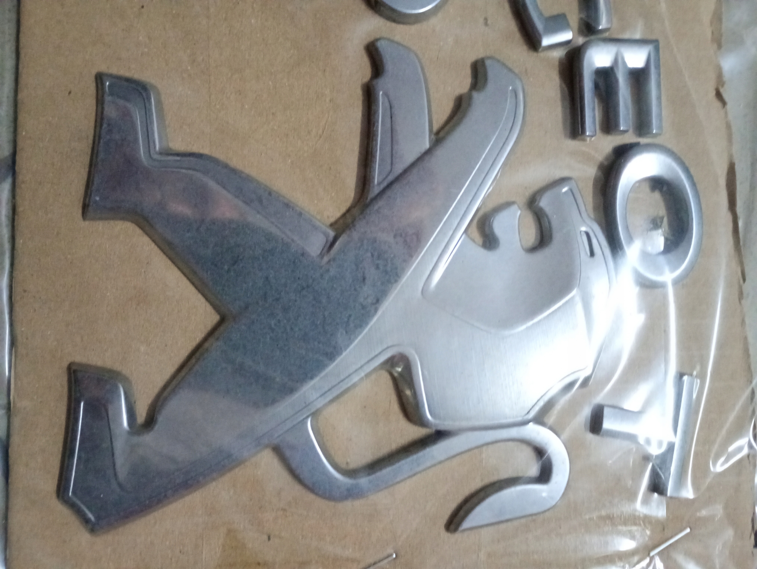 NAPIS I EMBLEMAT (LEW) DRZWI TYLNE PEUGEOT BOXER 2014-24 Numer katalogowy części NAPISY ZNACZEK PEUGEOT BOXER