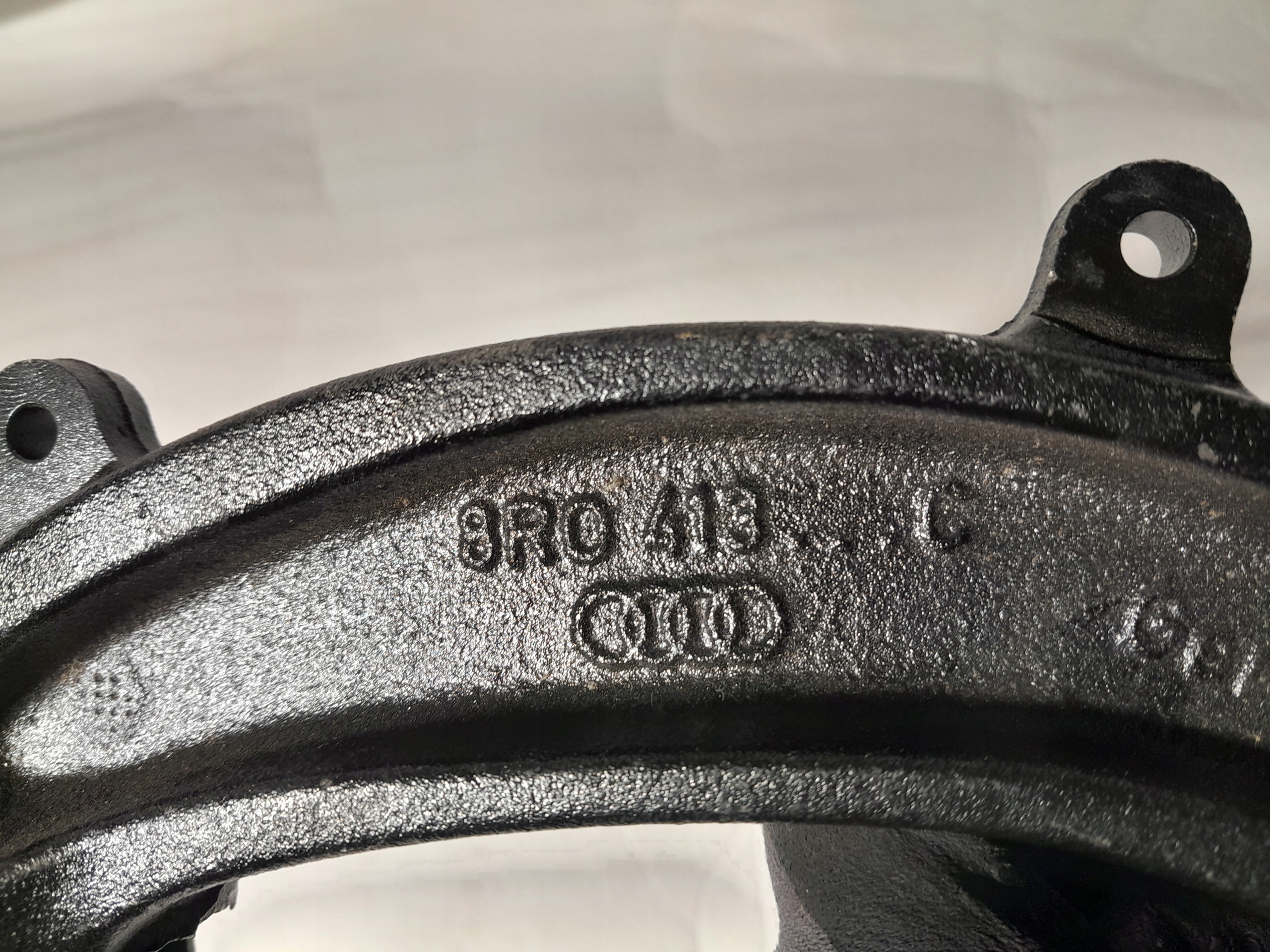 AUDI A8 D4 drška držač amortizera prednji dio 8R0413C