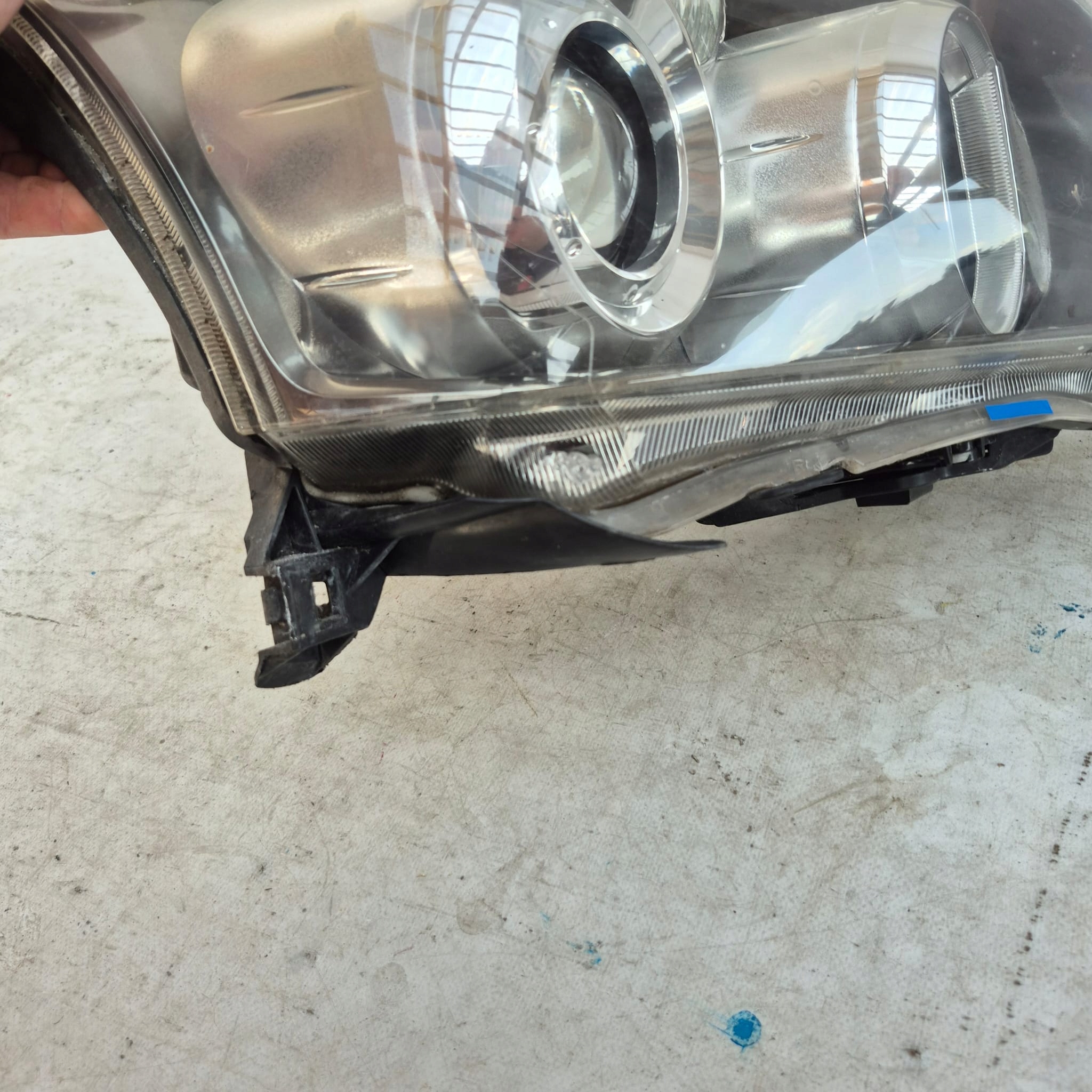 TOYOTA AVENSIS II T25 LIFT 06- light right front front XENON