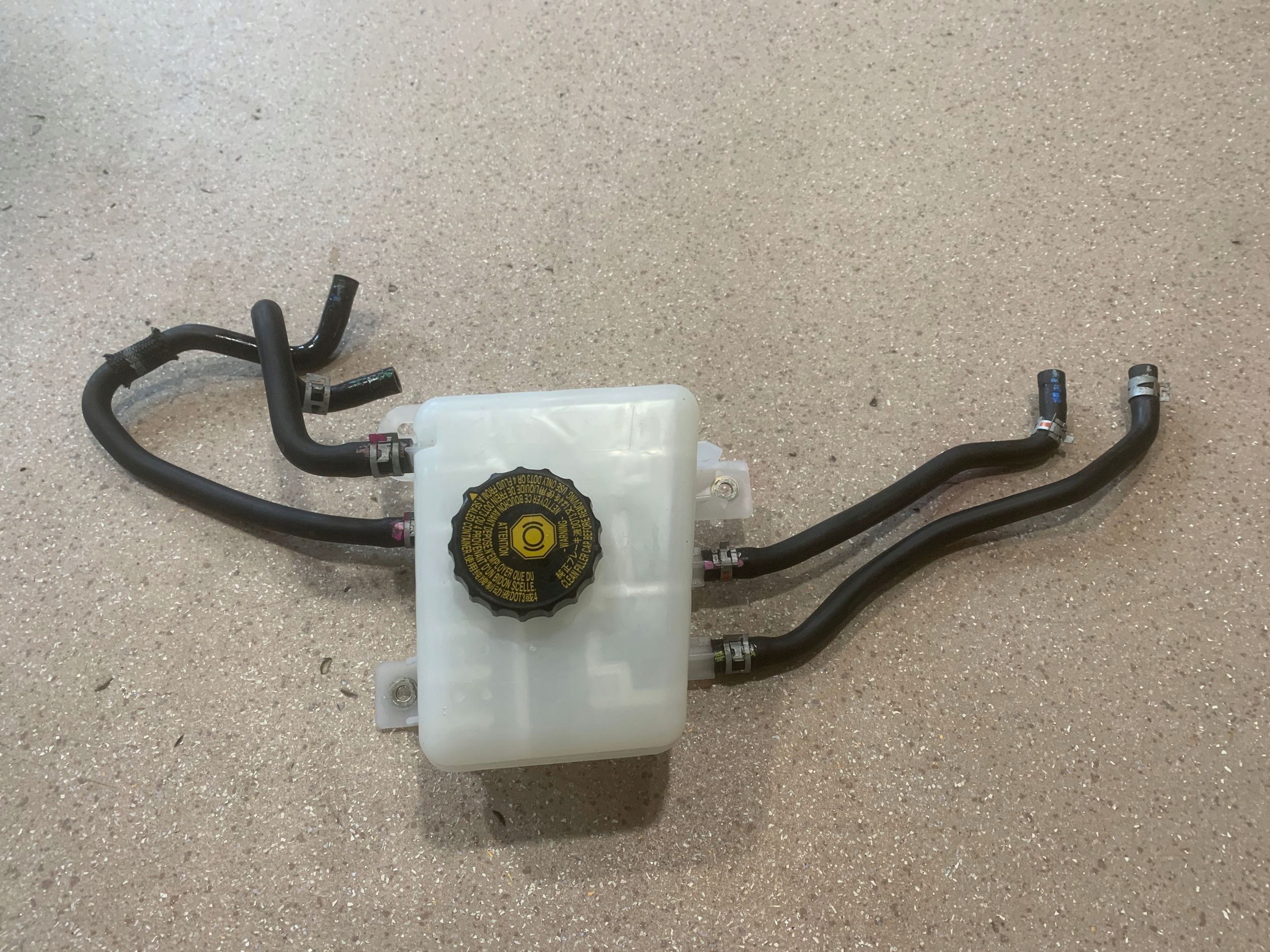 бачок тормозной жидкости lexus RX 450H