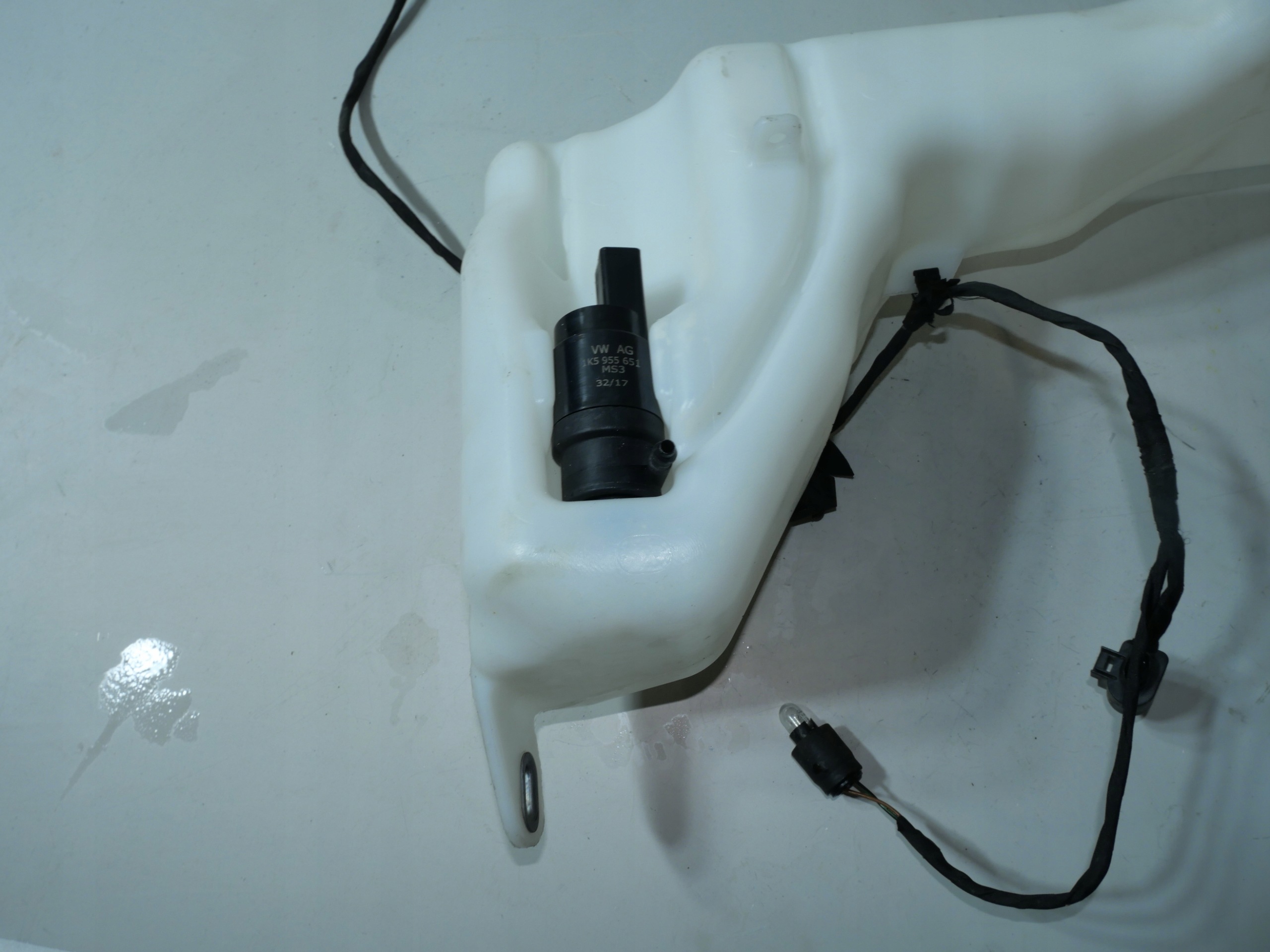 washer fluid tank VW AMAROK 2H0955453D