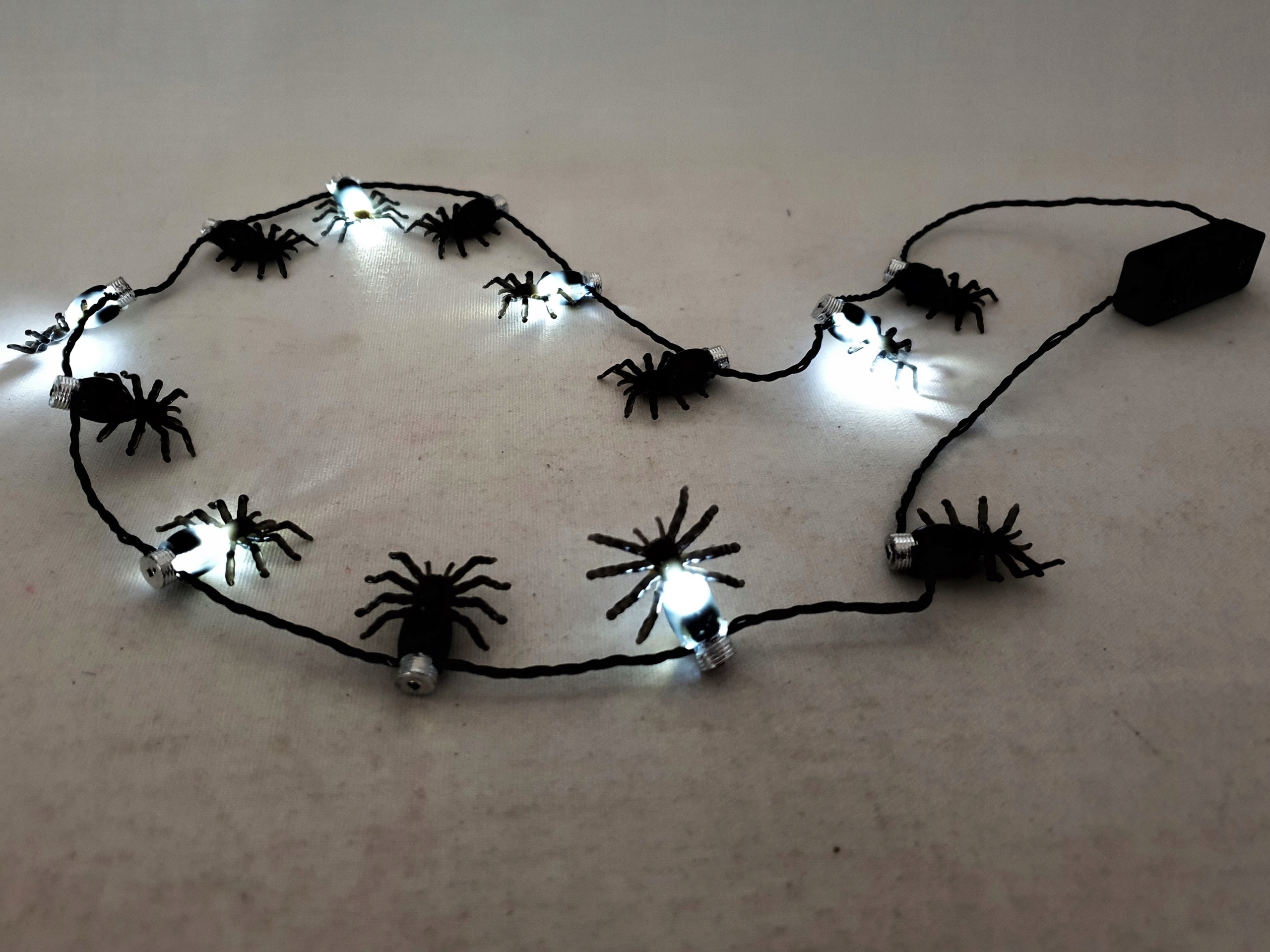 PAJĄKI LED DEKORACJA HALLOWEEN ŚWIECĄCA PAJĄK NASZYJNIK ZAWIESZKA OZDOBA Marka Cortina