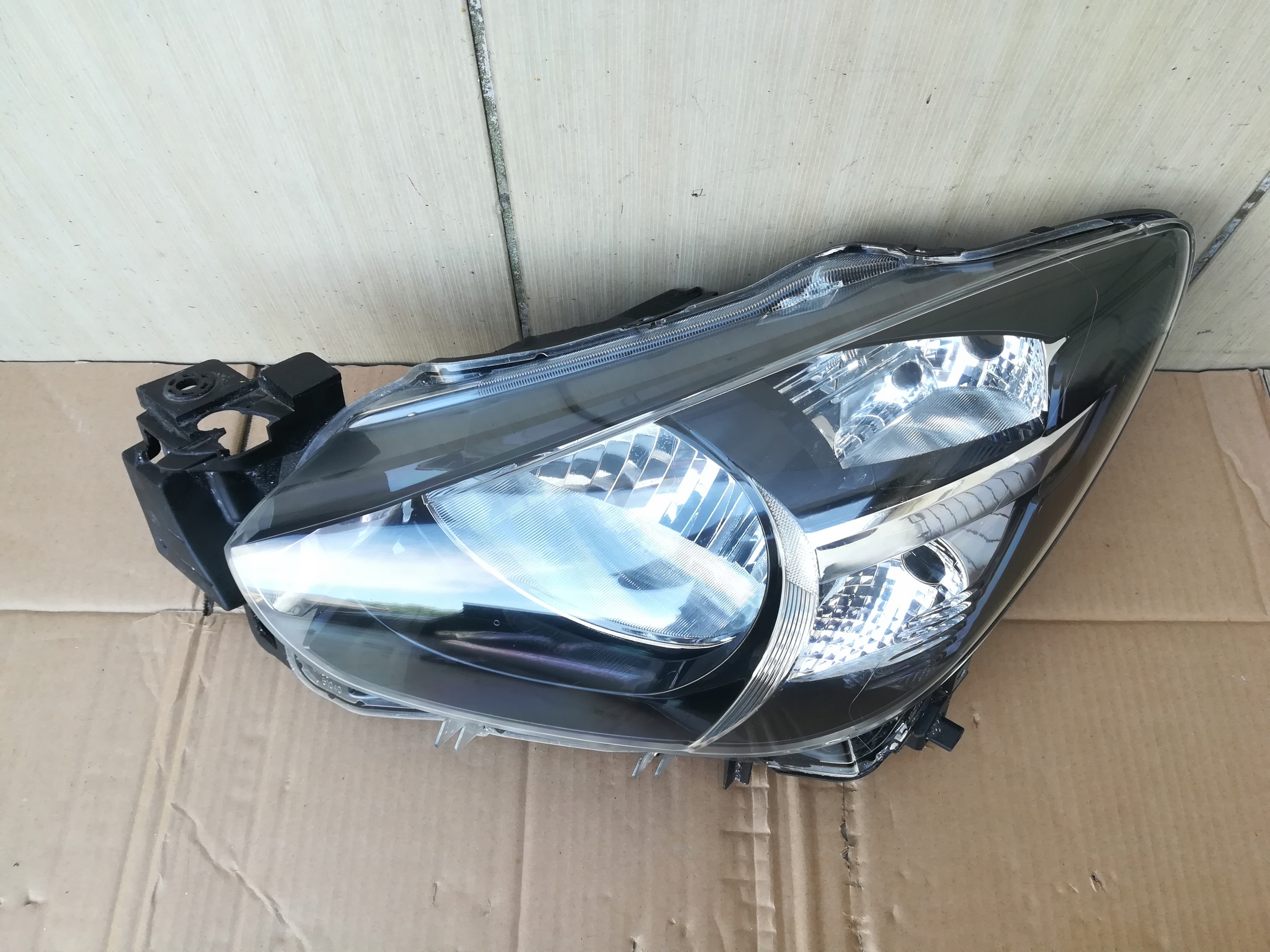 фара левая mazda II 2 14-19 oe