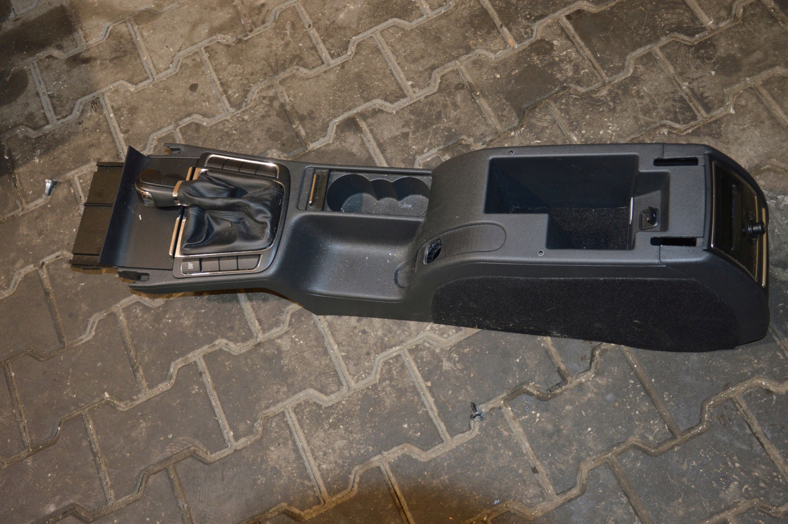 Skoda SuperB II Tunel środkowy