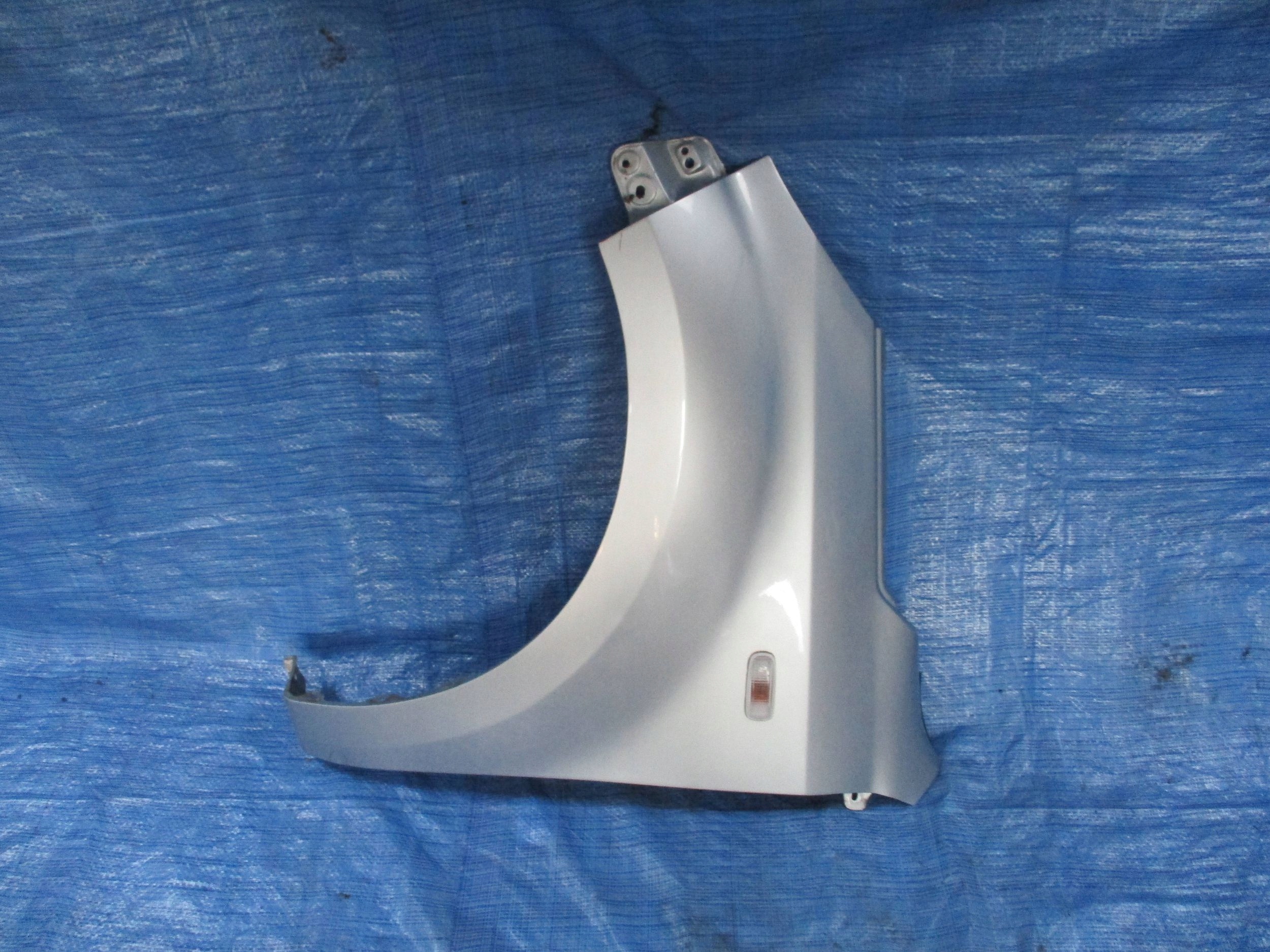 BŁOTNIK LEWY PRZÓD PRZEDNI DAIHATSU TERIOS II KOLOR S28