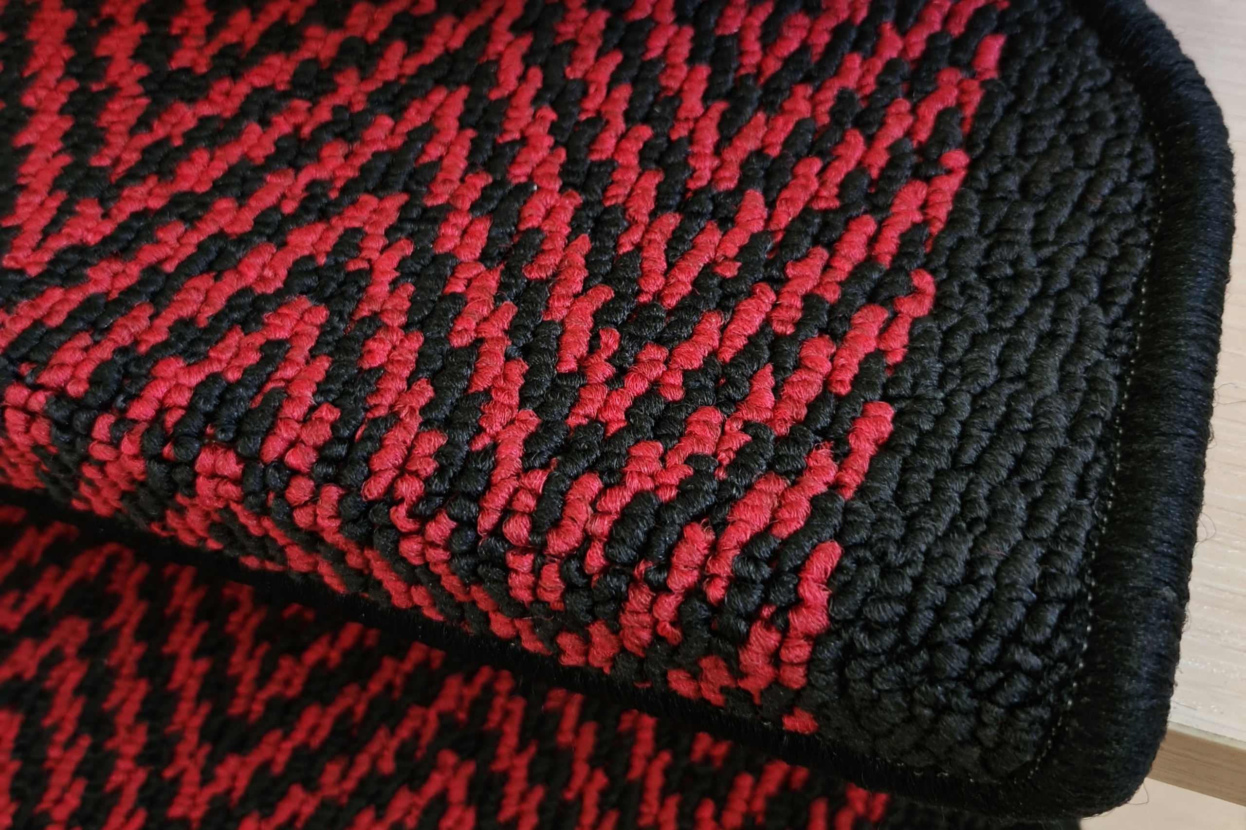 NAKŁADKI NA SCHODY PODGUMOWANEC DYWANIKI MIĘKKIE CHODNICZKI ANTYPOŚLIZGOWE Typ nakładki wewnętrzne