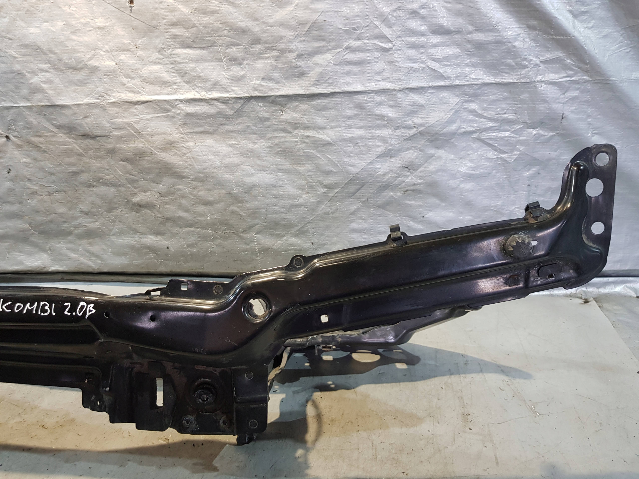 BMW E46 2.0B KOMBI support panel for radiators 8211467