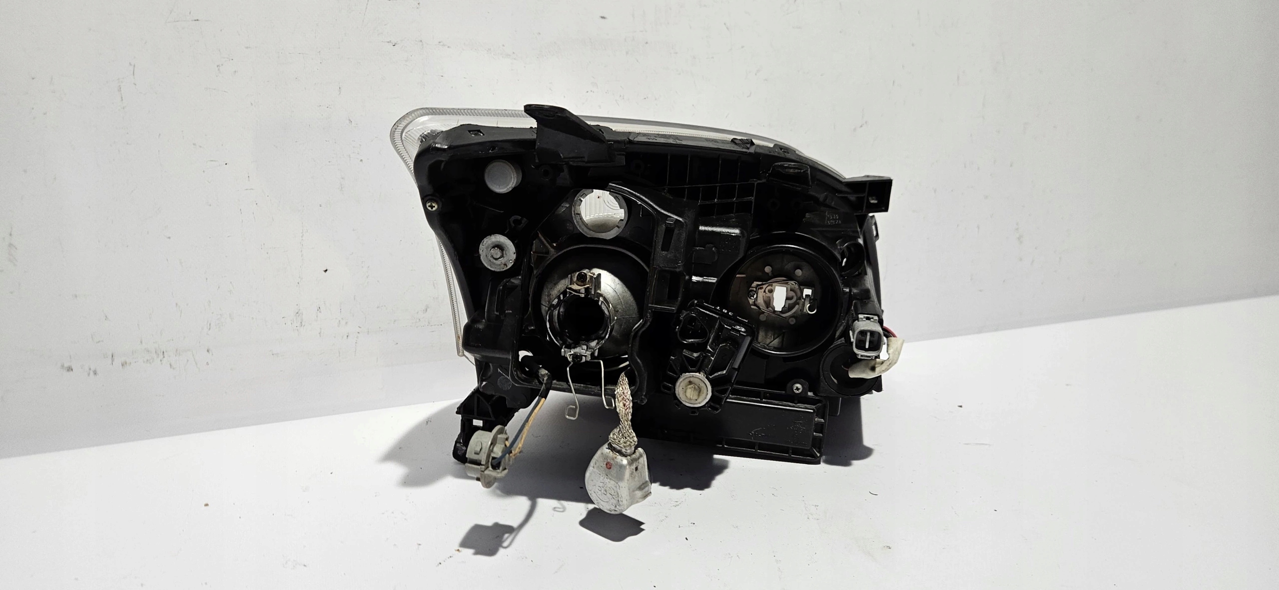 light left front XENON TOYOTA AVENSIS T25 06-08