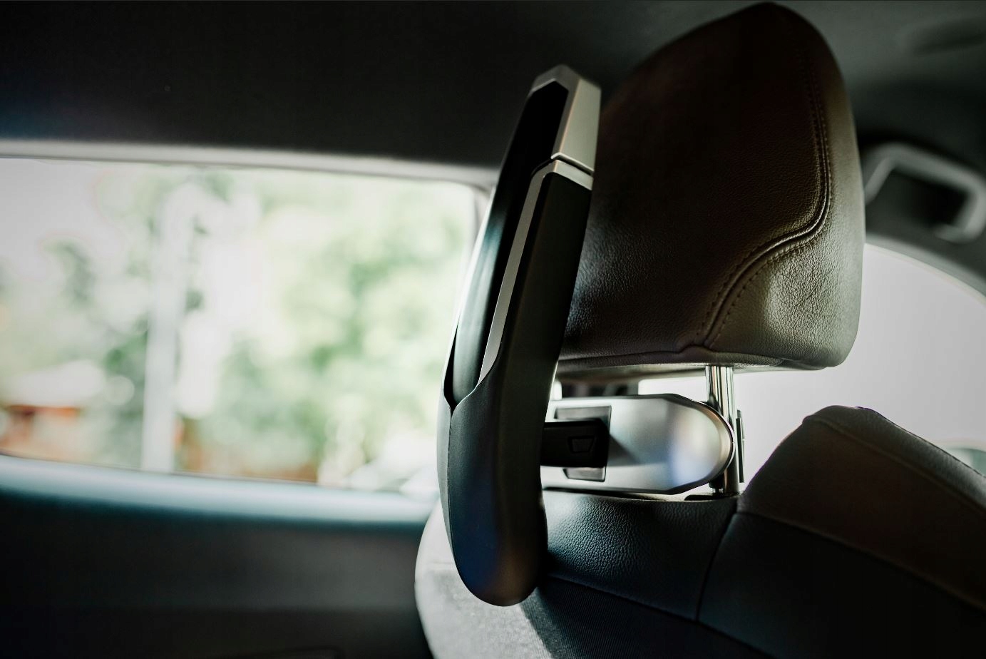 Wieszak na ubrania samochodowy- UNIWERSALNY Stan opakowania oryginalne