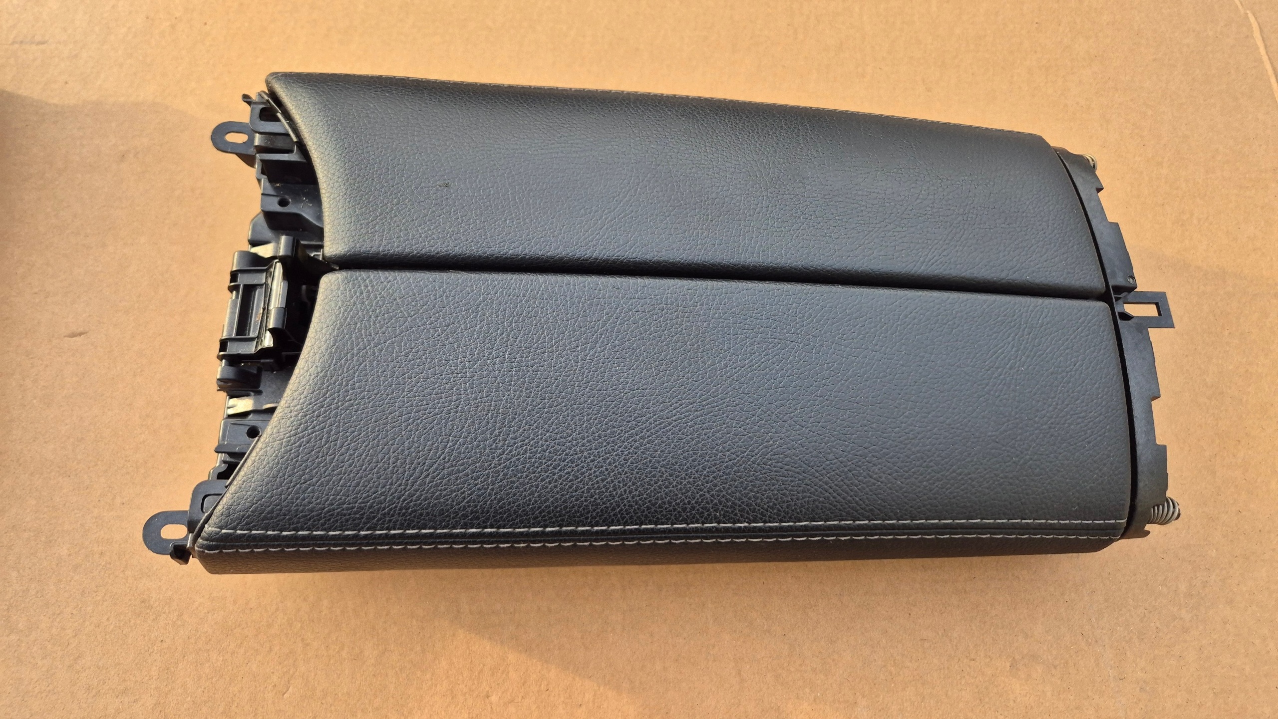 armrest front front black leather AMG MERCEDES W205 AUTOMAT very good condition!!