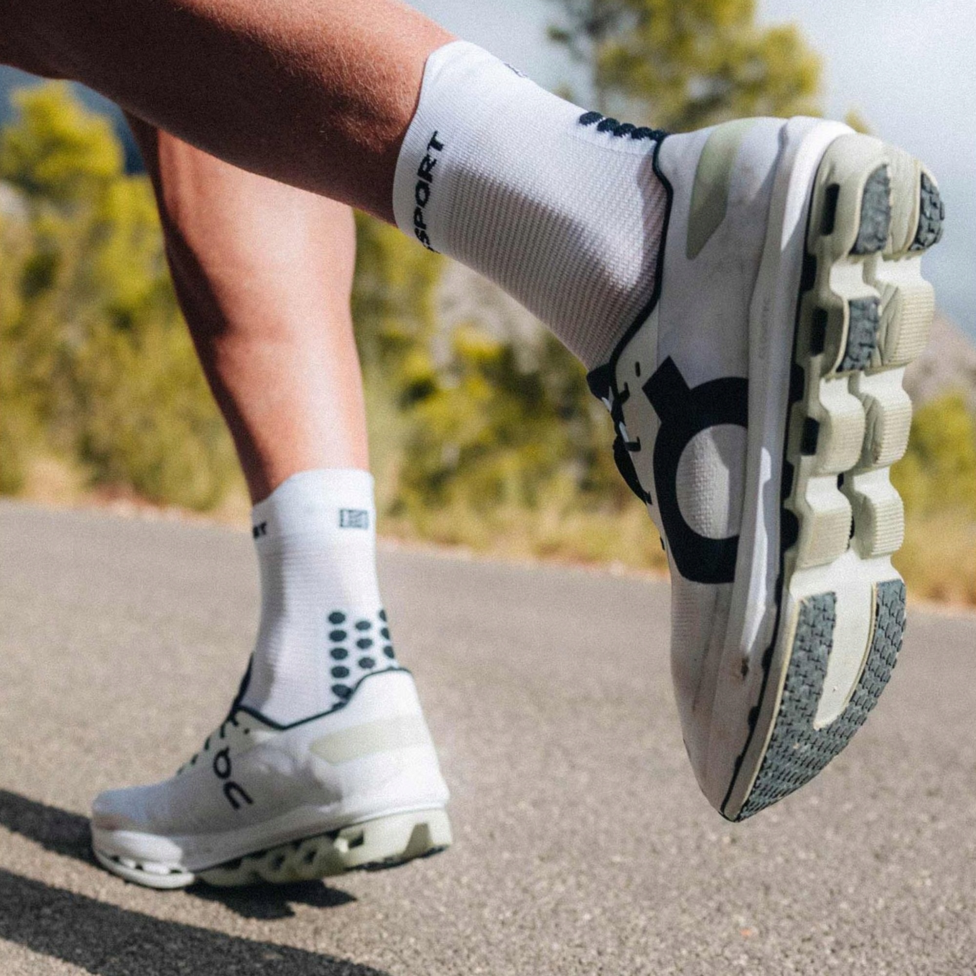 Skarpety do biegania COMPRESSPORT RUN HIGH V4.0 Wysokie za kostkę T4 Marka Compressport