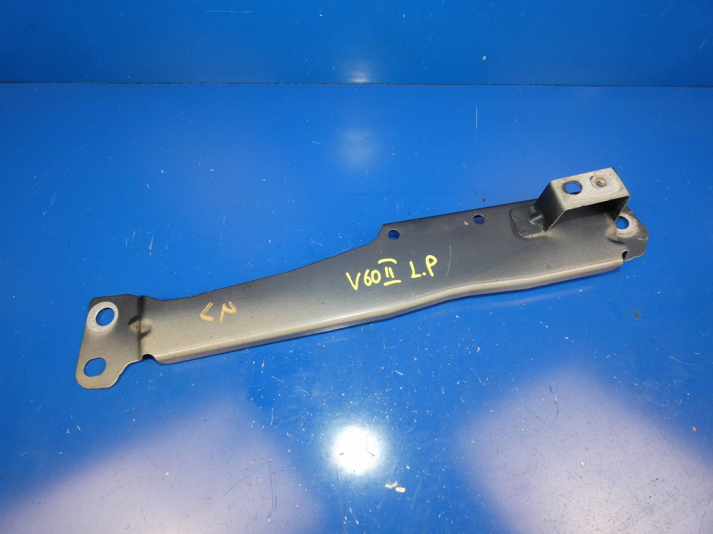 VOLVO V60 II S60 III Halter Stütze des Kotflügels links vorne